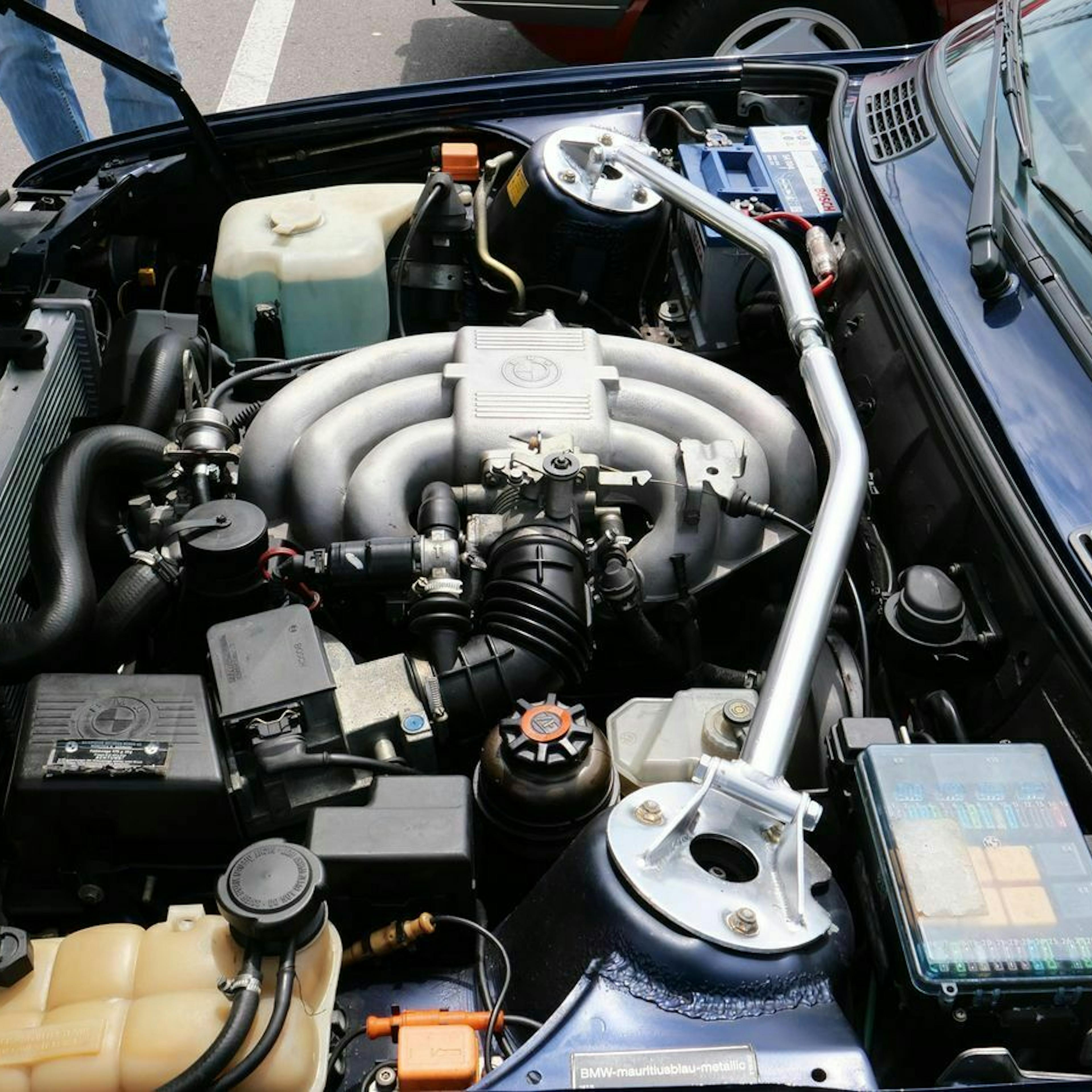 Blick in den Motorraum eines blauen PKW