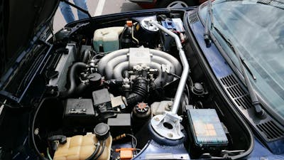 Blick in den Motorraum eines blauen PKW