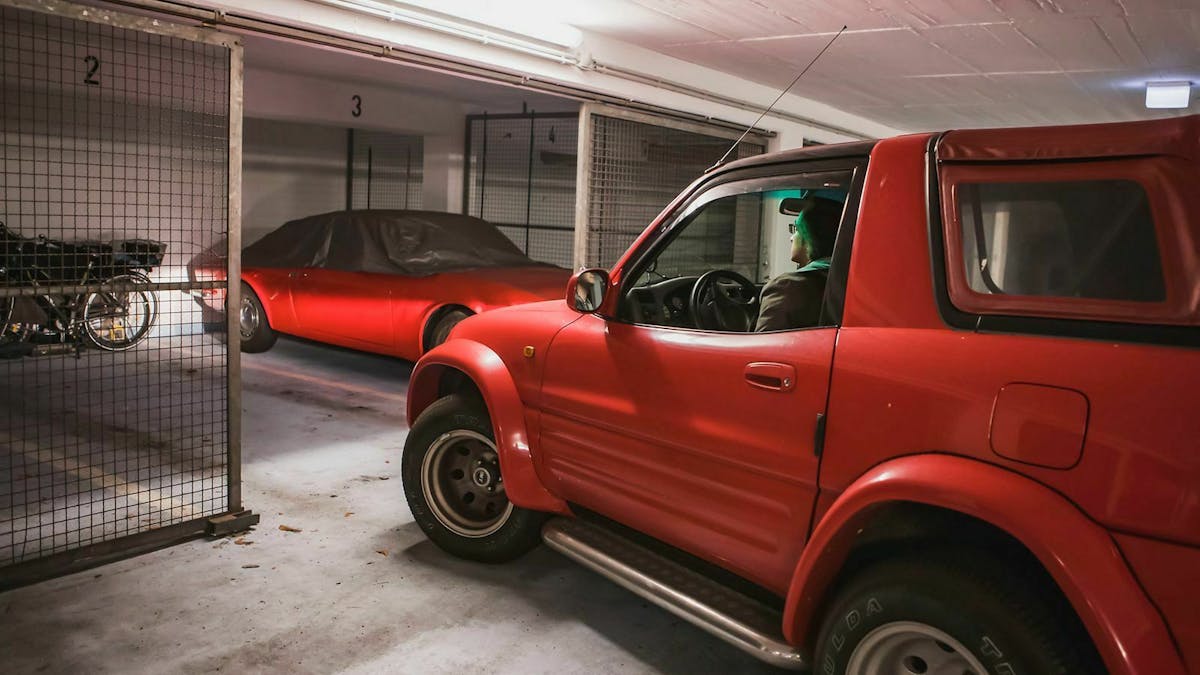 Eine Einparkhilfe hilft Dir auch beim Einparken in Deine Garage.