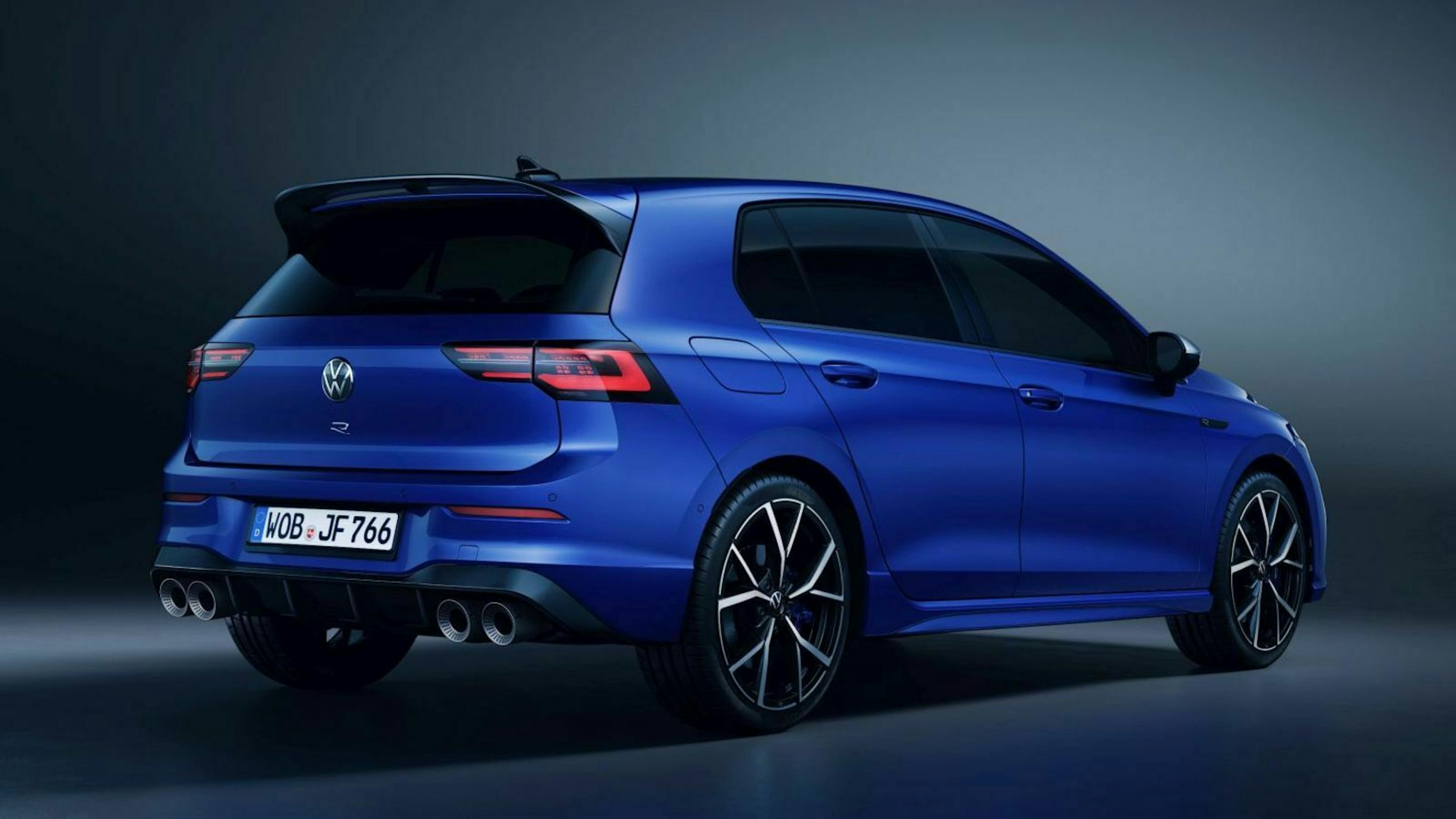 Zu sehen ist der VW Golf 8 R von hinten