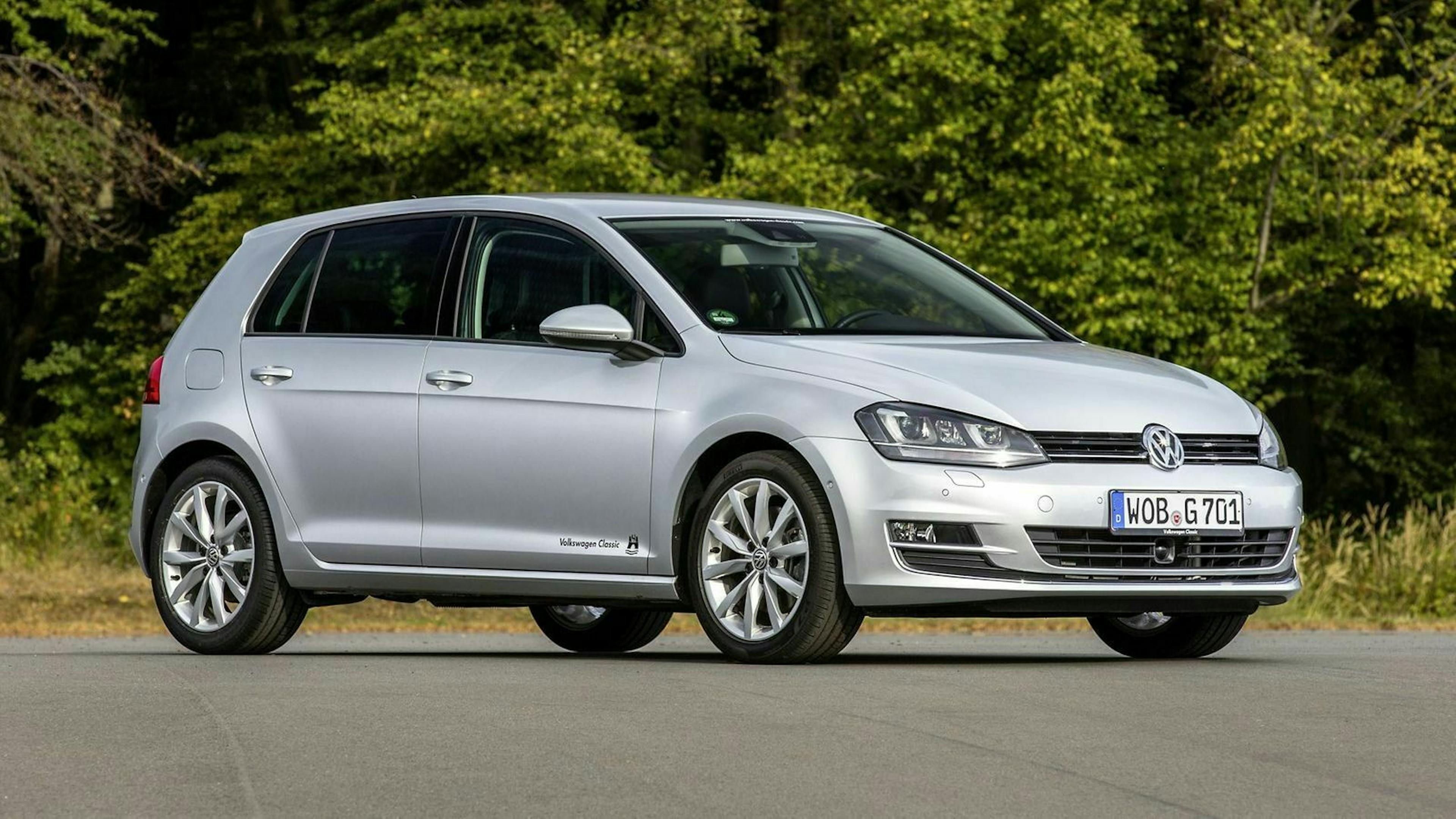 Zu sehen ist der VW Golf 7, stehend