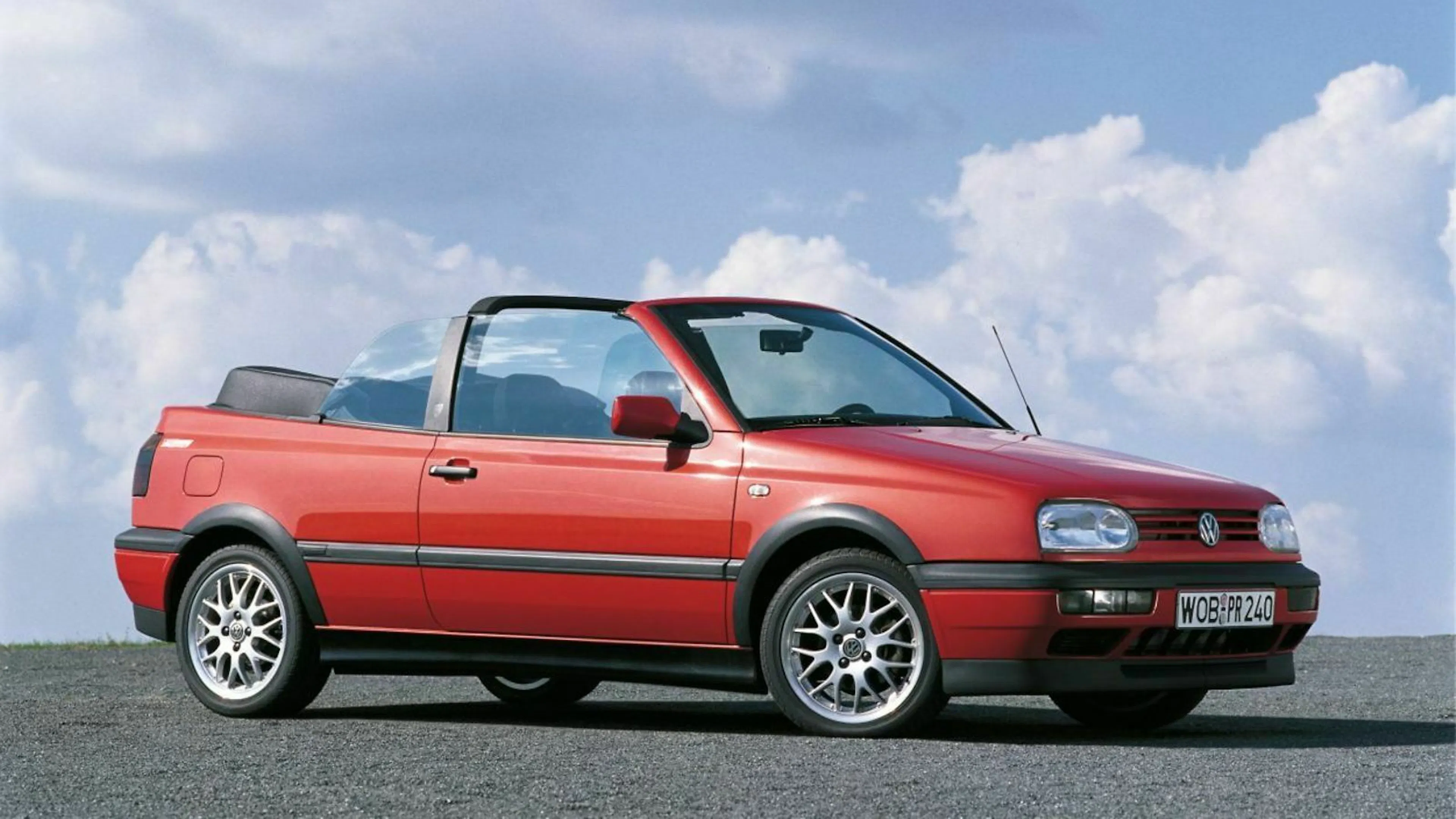 VW Golf 3 Cabrio in der Seitenansicht, stehend