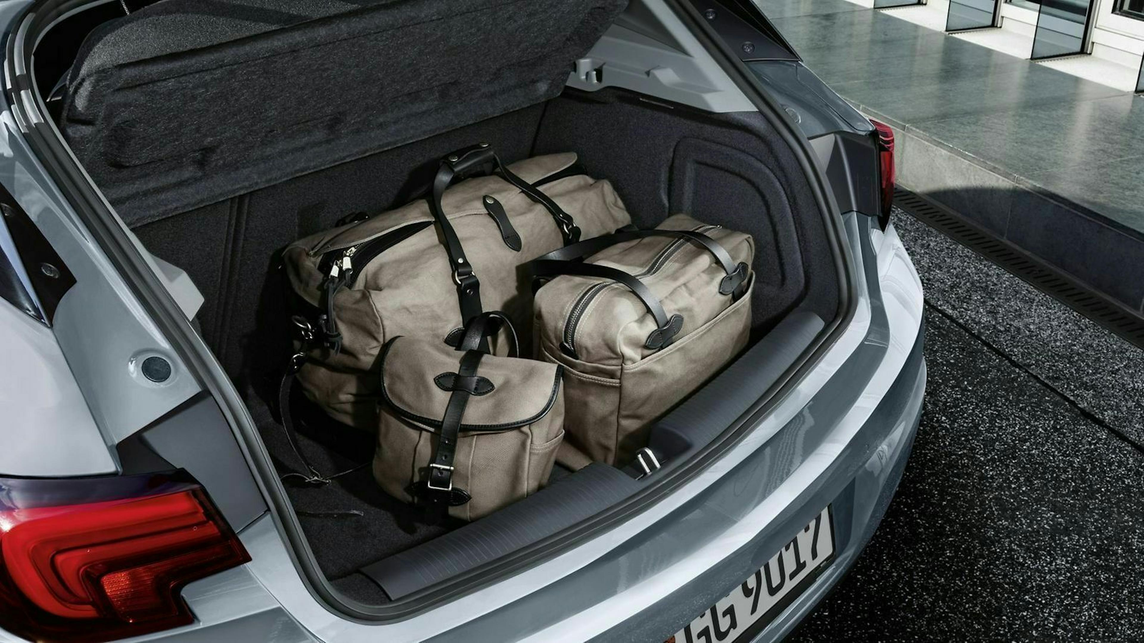 Opel Astra mit geöffneter Kofferraumklappe