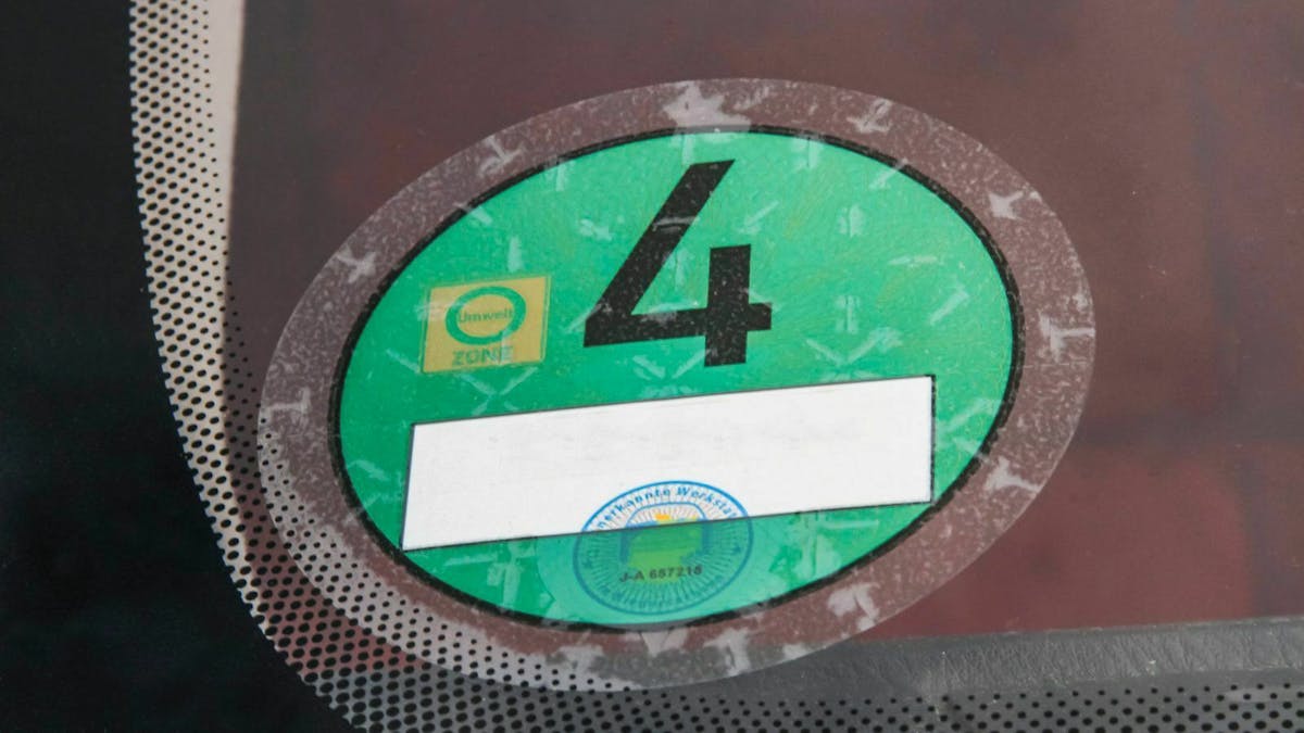 In einer Sache sind sich die Städte einig: Fährst Du ohne grüne Plakette in eine Umweltzone, begehst Du eine Ordnungswidrigkeit.