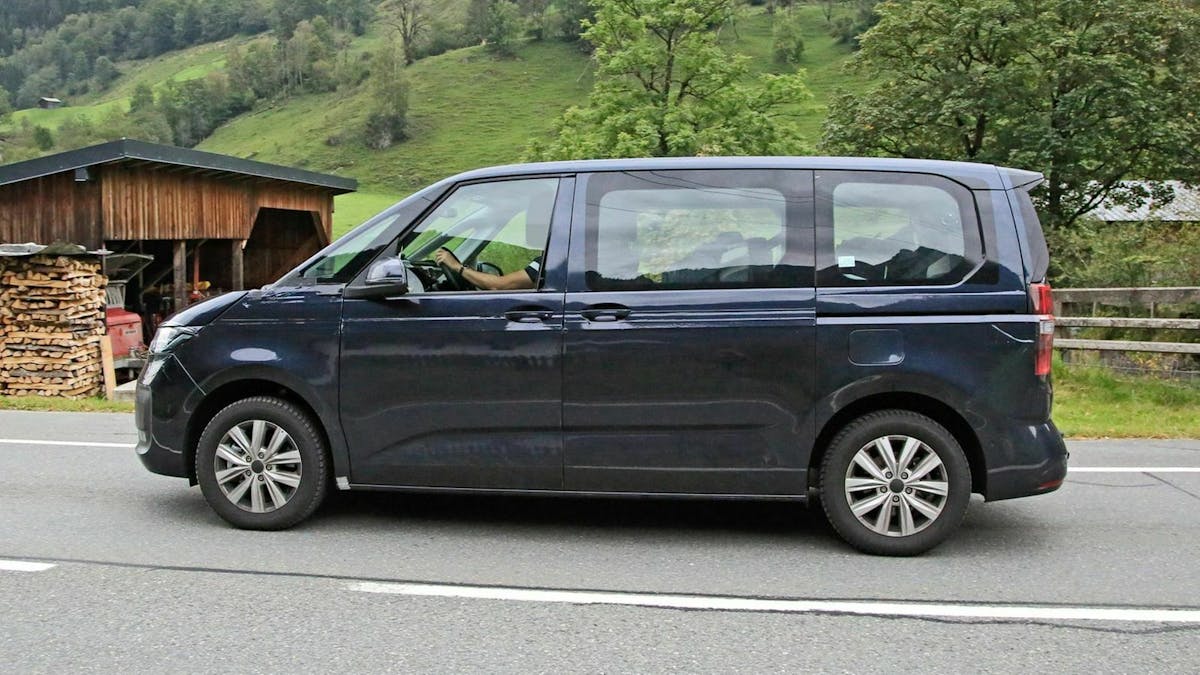 Zu sehen ist der neue VW T7 in seitlicher Position