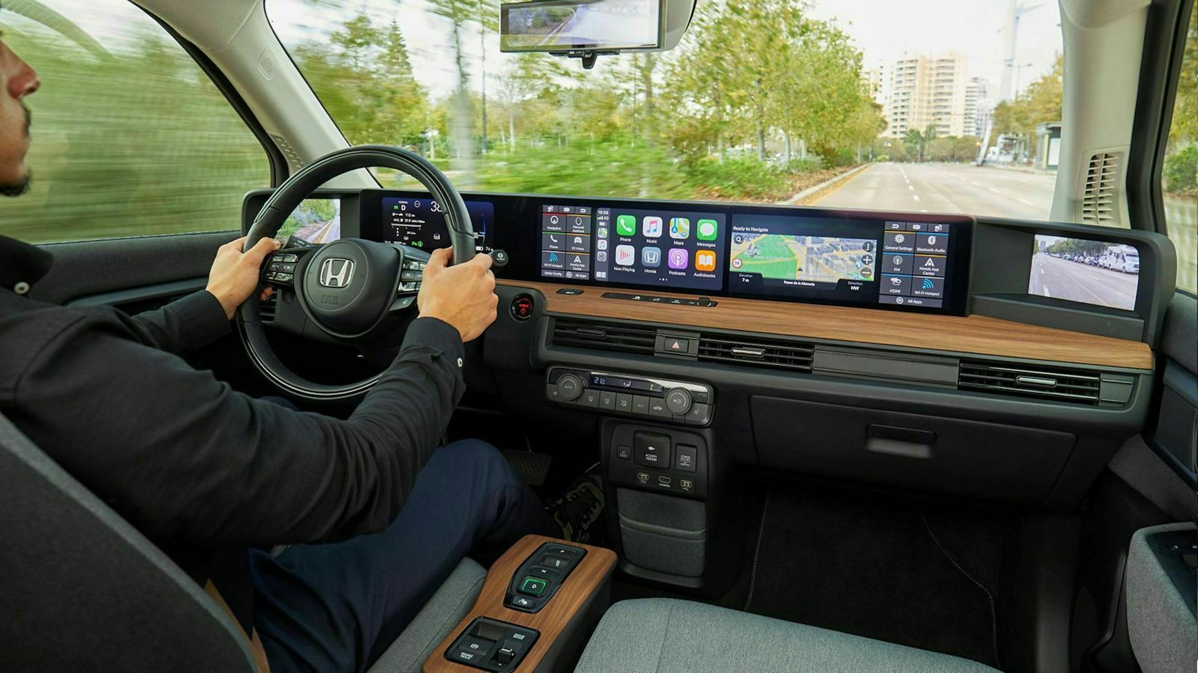 Zu sehen ist das Cockpit des Honda E