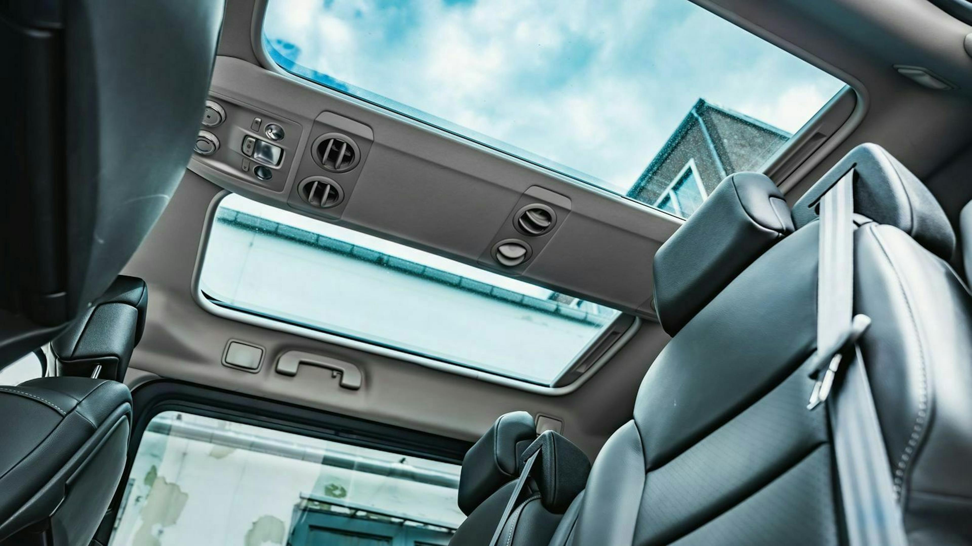 Zu sehen ist das Panorama-Dach  des Toyota ProAce Verso