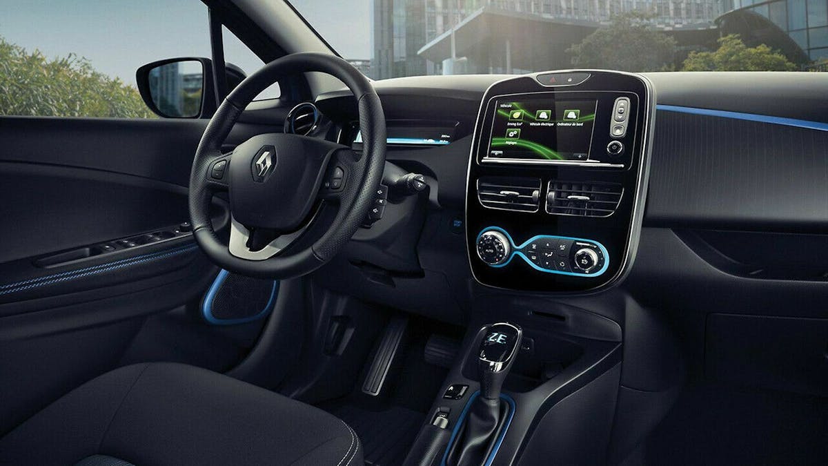 Der Renault Zoe verfügt serienmäßig über ein Navigationsgerät, einen Parkpiepser und einen Tempomat
