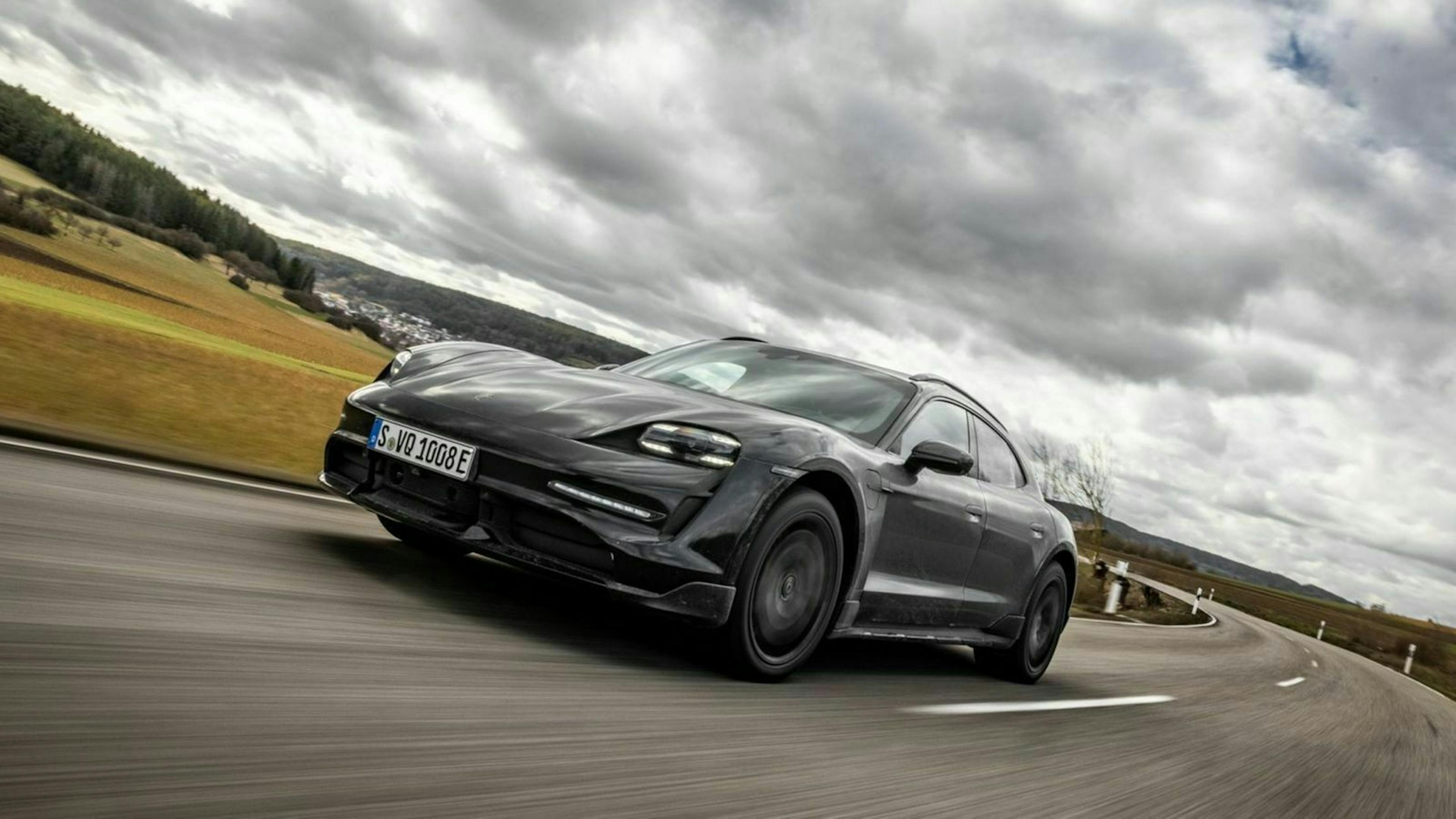 Zu sehen ist der Porsche Taycan Cross Turismo von vorne, fahrend