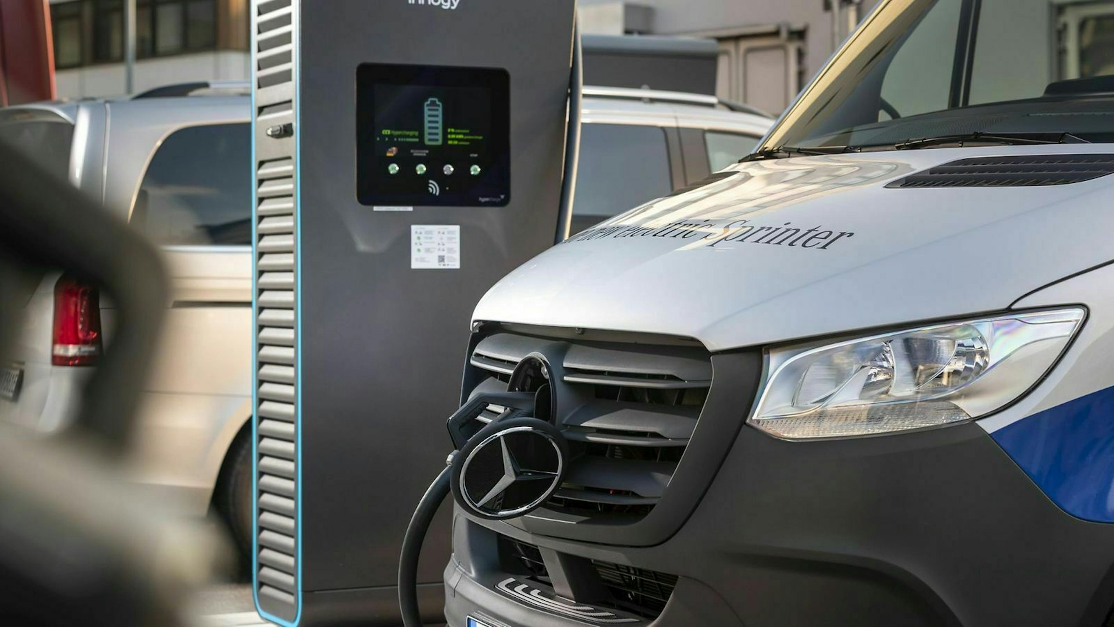 Mercedes eSprinter an einer Ladesäule stehend beim Ladevorgang