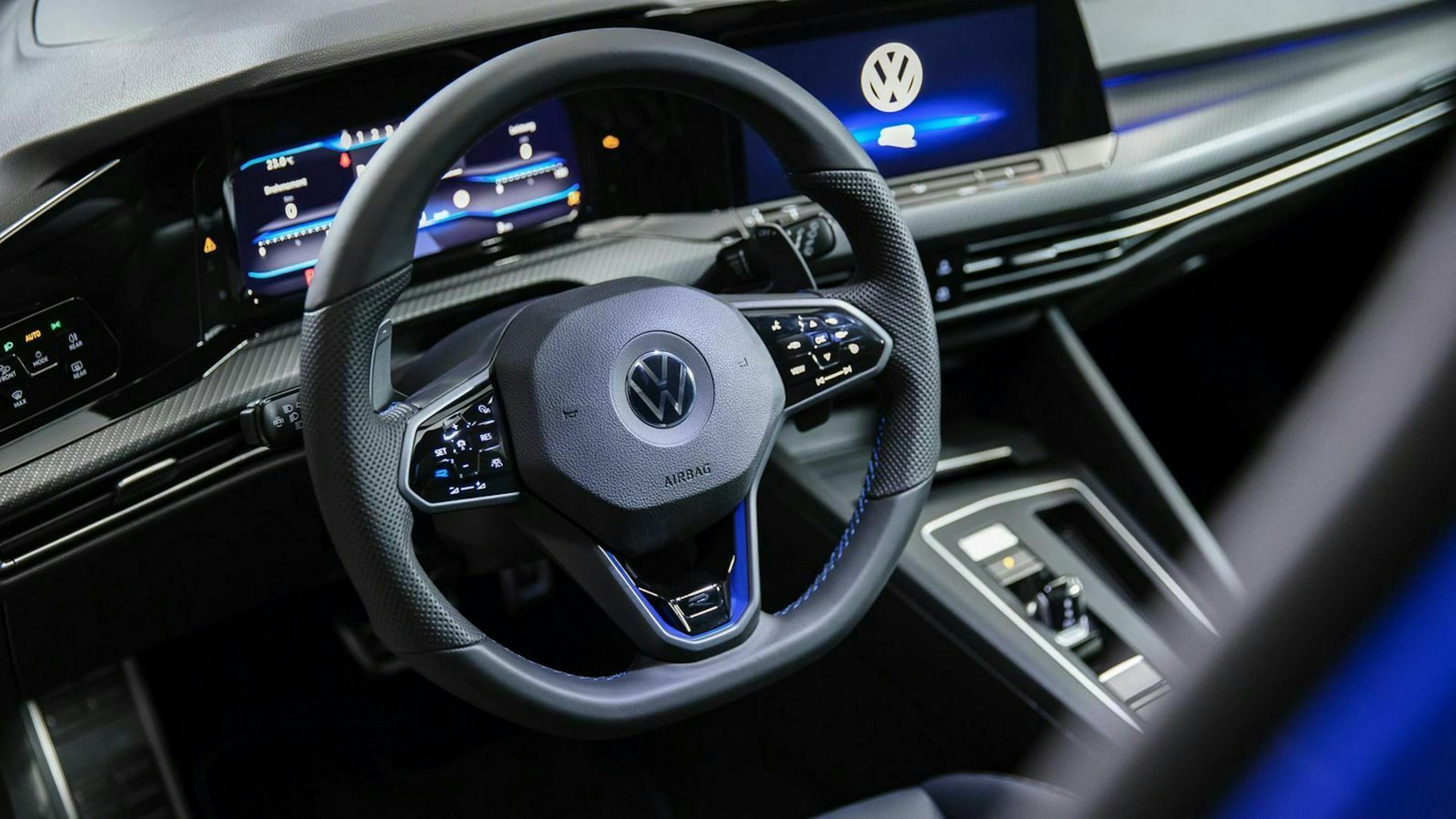 Zu sehen ist das Lenkrad des VW Golf 8 R