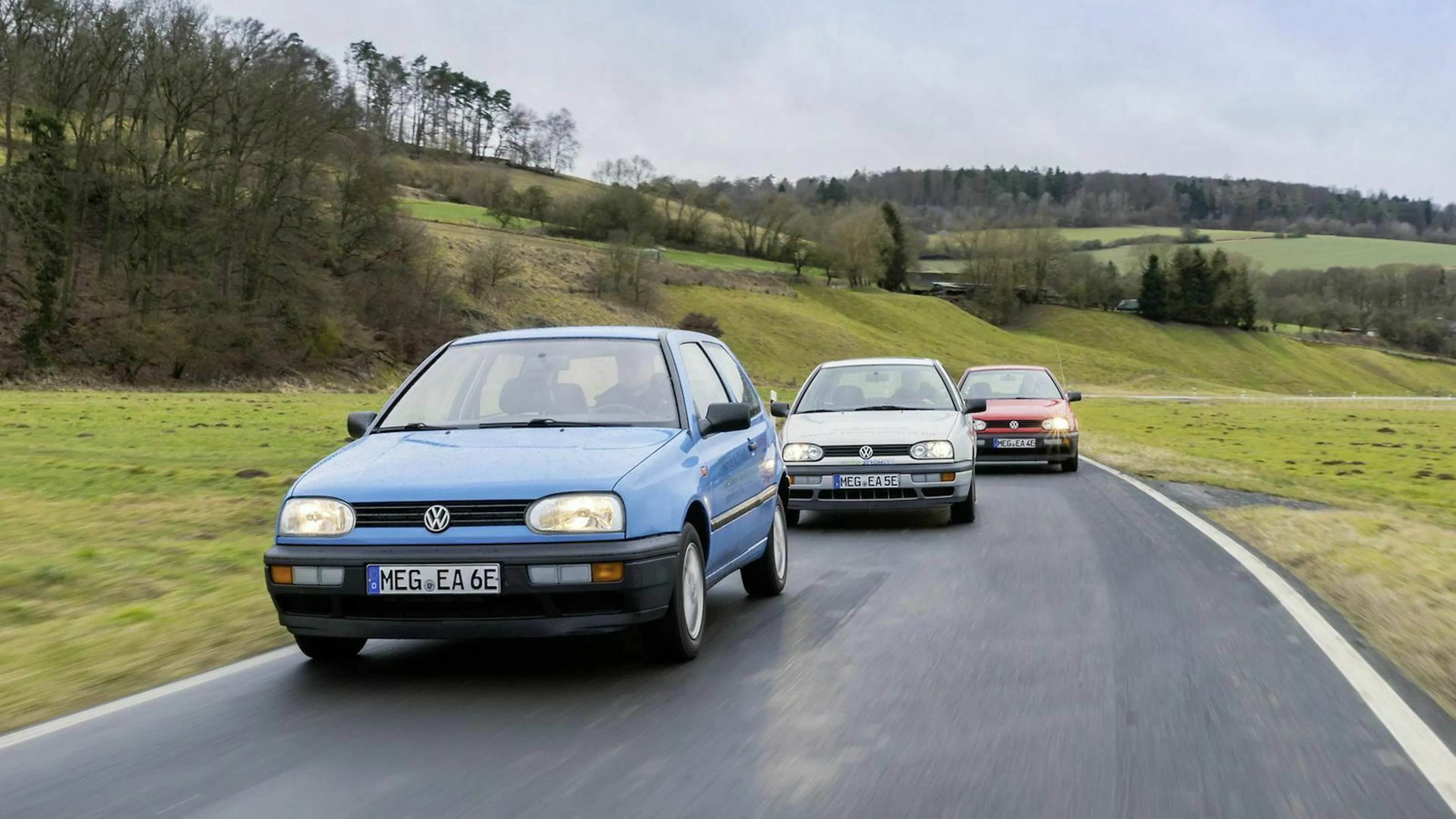 VW Golf 3 in der Frontansicht, fahrend
