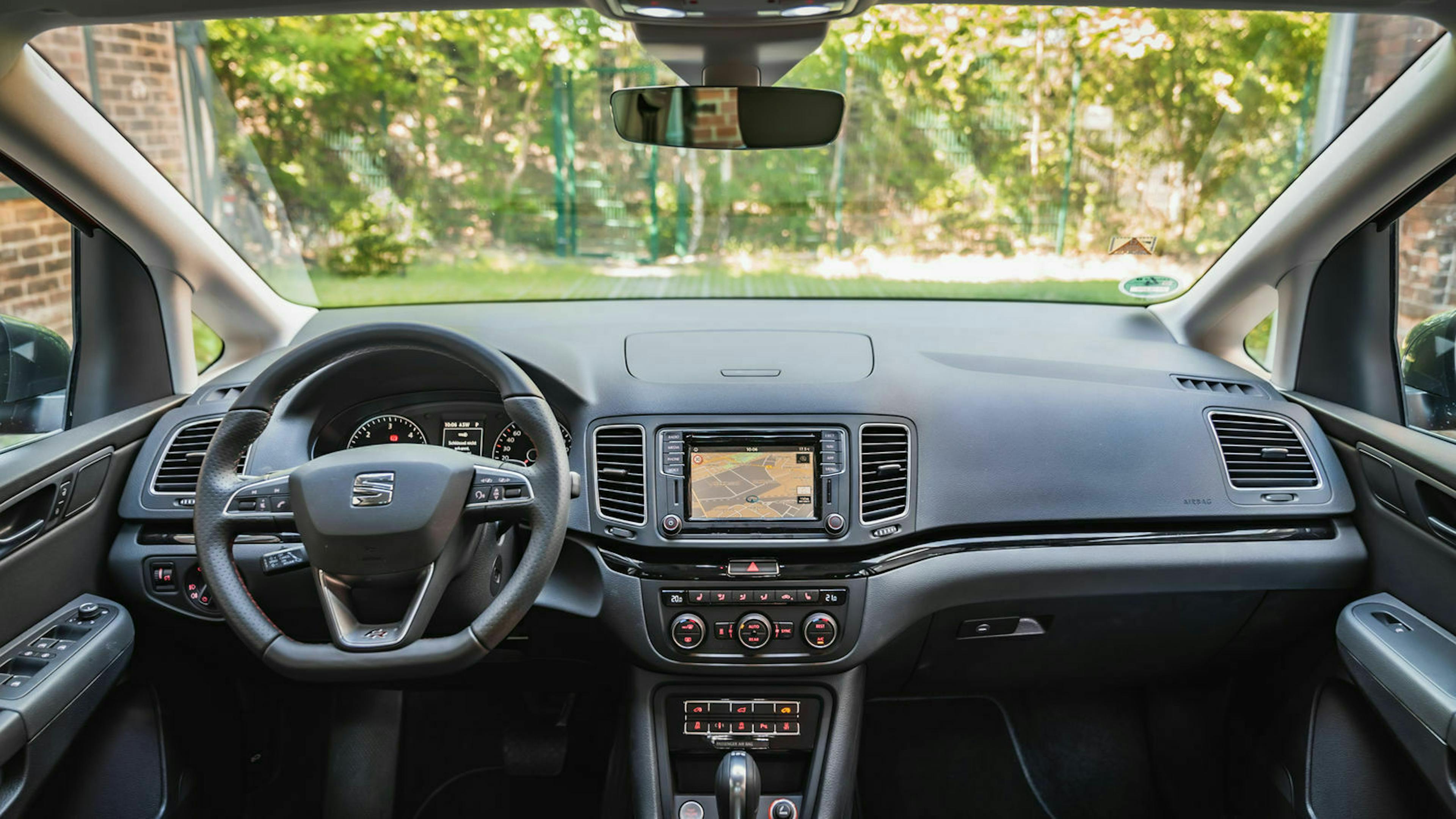 Zu sehen ist das Cockpit des Seat Alhambra