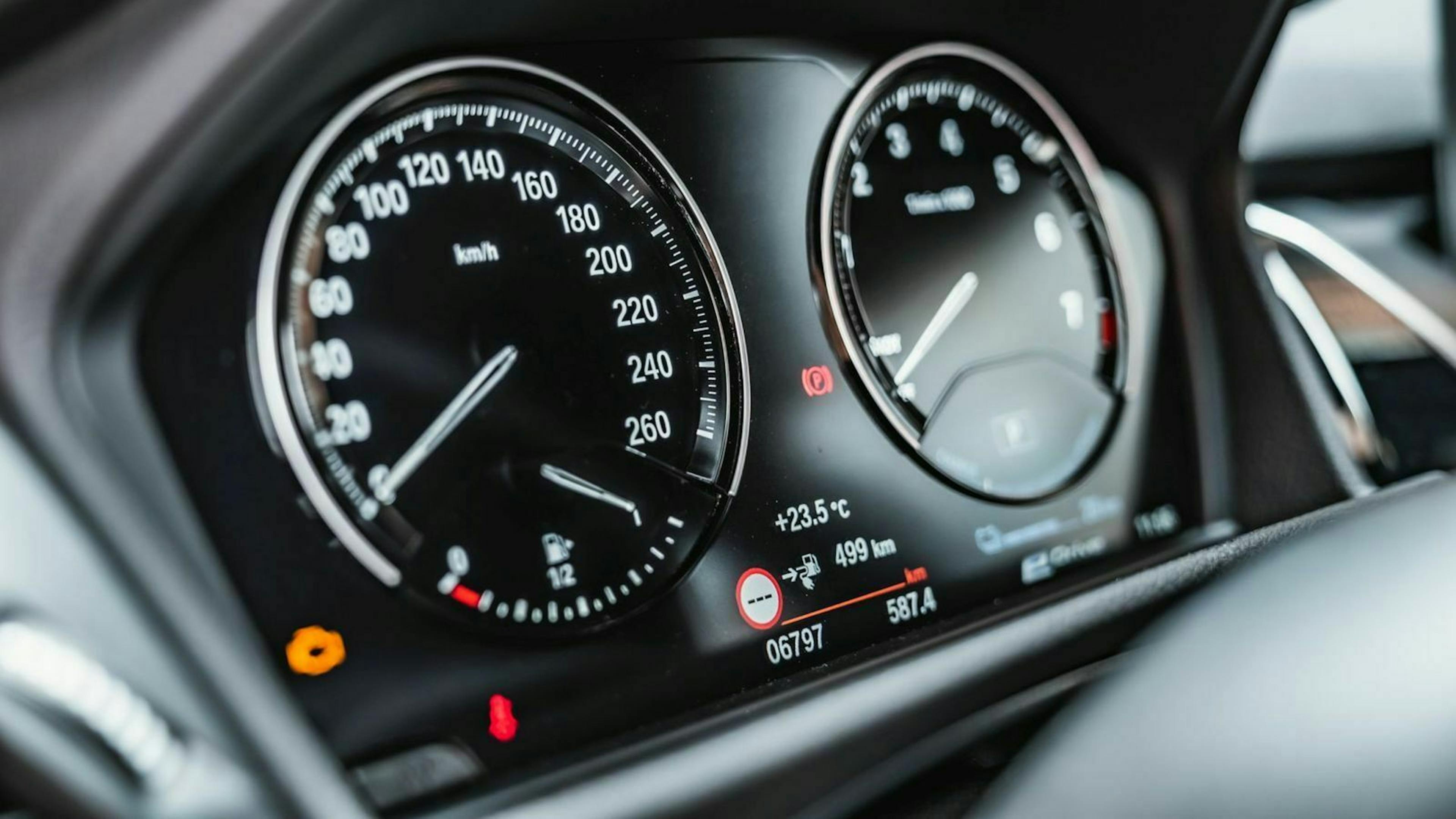 BMW 225 xe Test Nahaufnahme der Anzeige