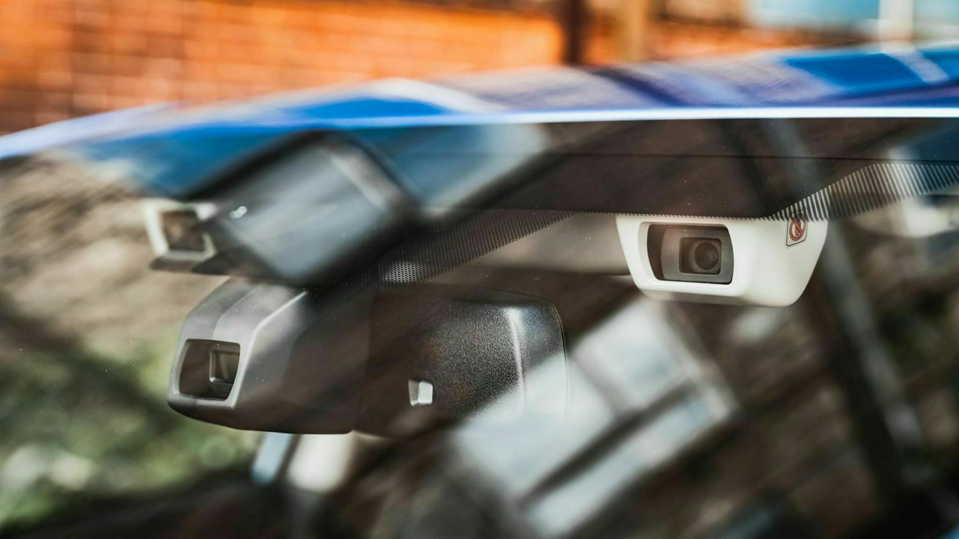 Zu sehen sind die "Traffic-Cams" des Subaru Impreza E-Boxer Hybrid