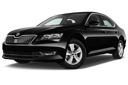 Schwarzer Škoda Superb, Limousine, seitliche Frontansicht. Elegantes Design mit markantem Kühlergrill und glänzenden Felgen.
