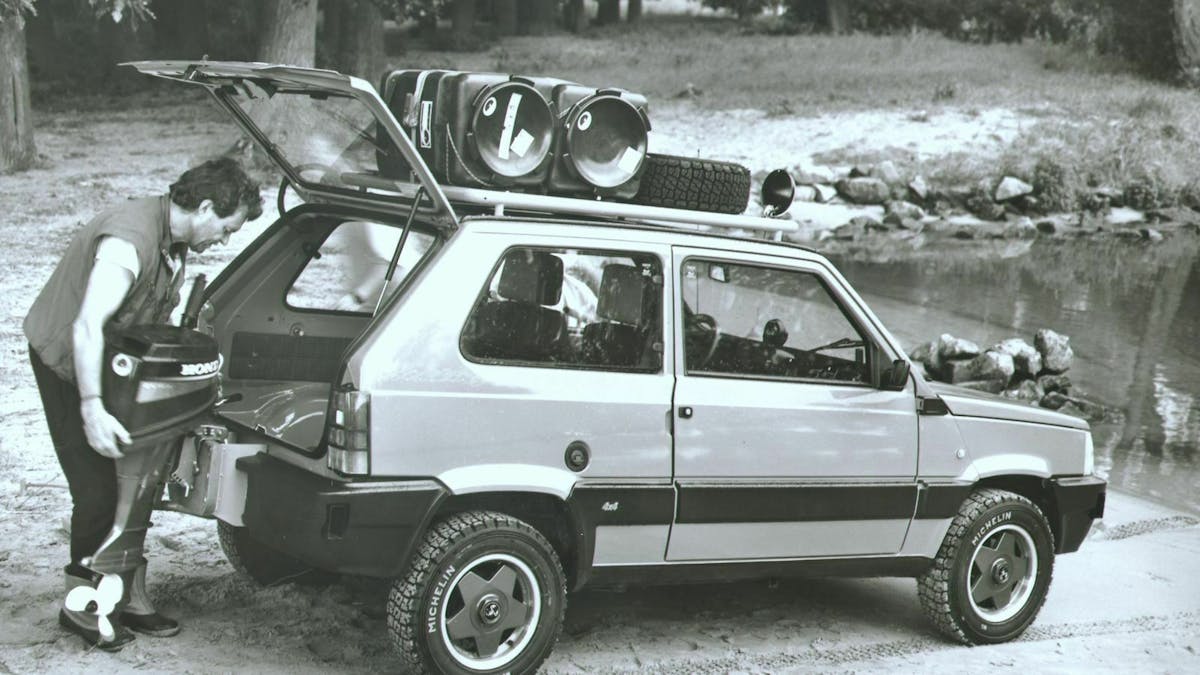Zu sehen ist der Fiat Panda I 4x4 in seitlicher Position und geöffneter Heckklappe