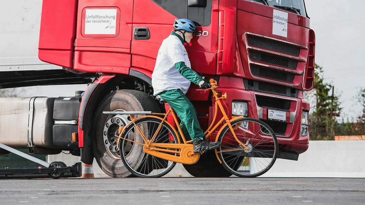 Um Fußgänger oder Radfahrer besser zu erkennen, sollen LKWs mit kamera- oder sensorbasierten Warnsystemen ausgestattet werden