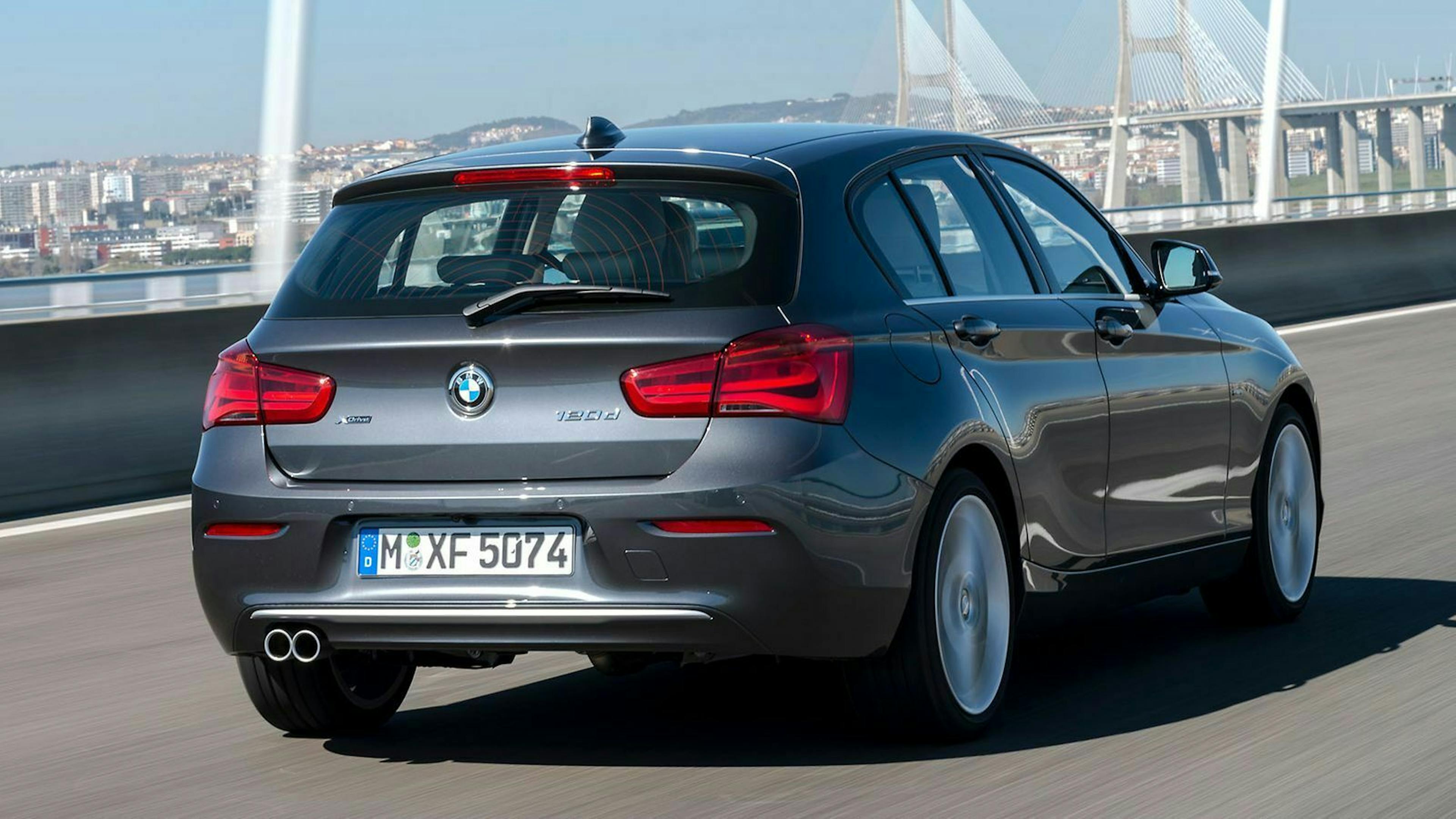  Zu sehen ist das Heck des BMW 120d xDrive 5dr