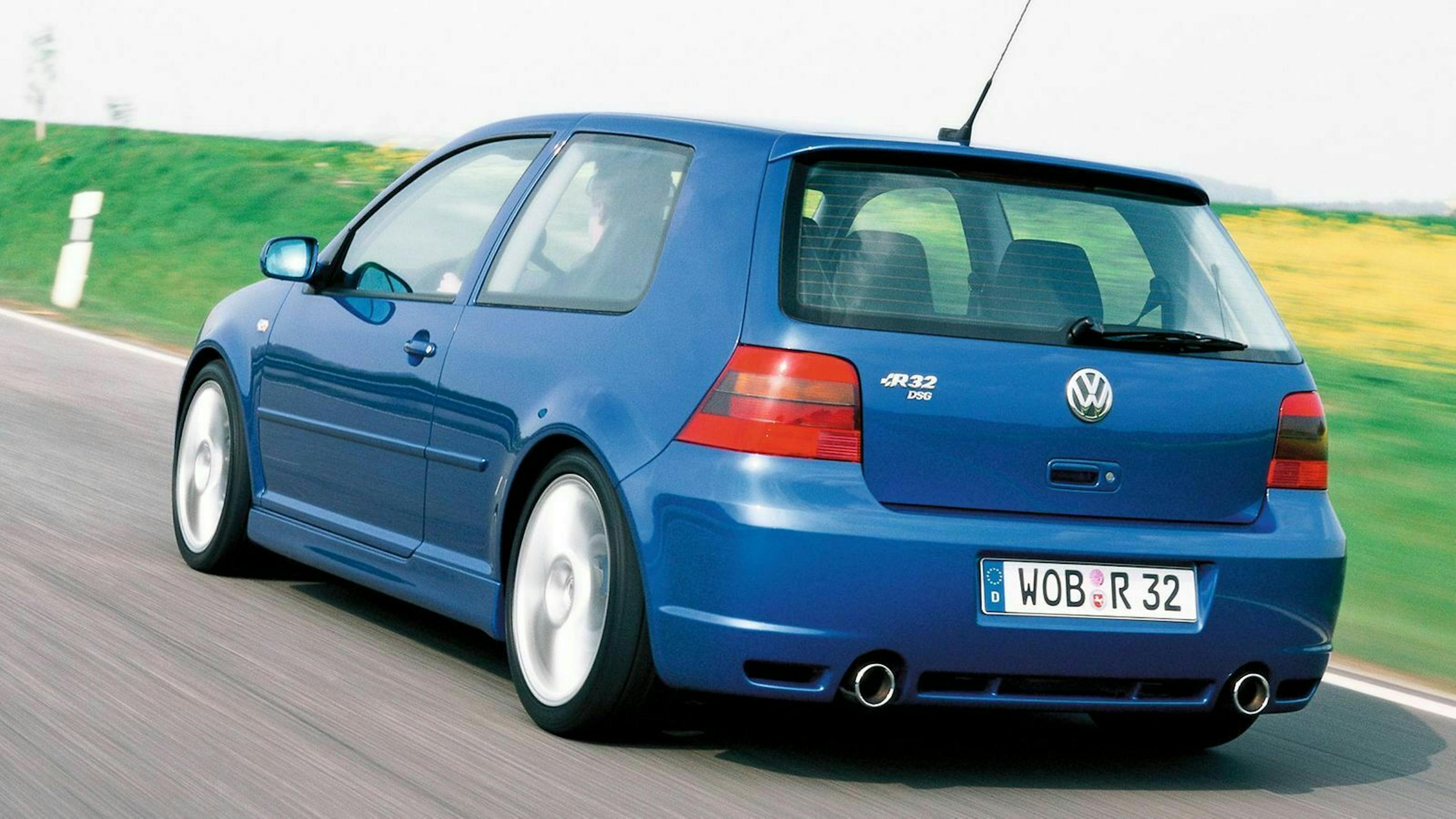 VW Golf R32 in der Heckansicht, fahrend