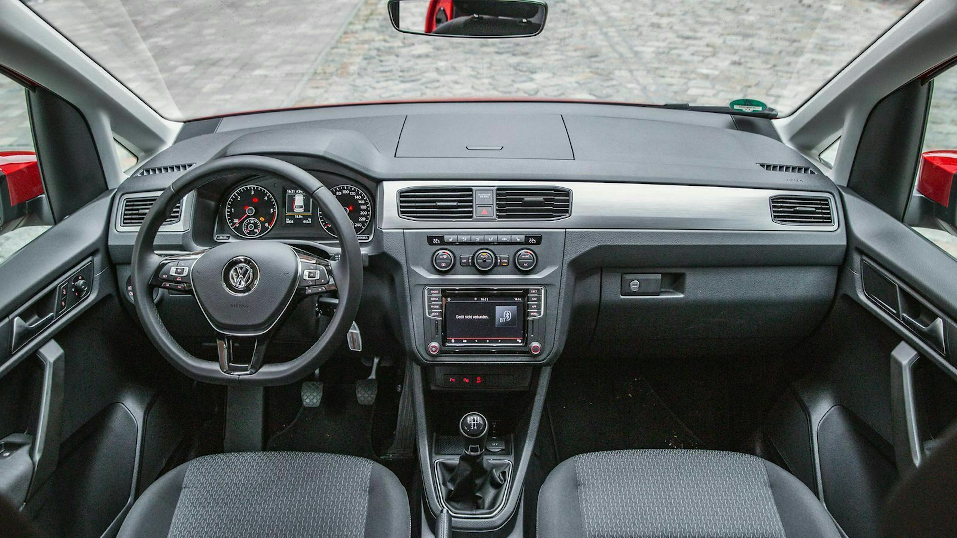 Cockpit und Armaturenbrett des VW Caddy