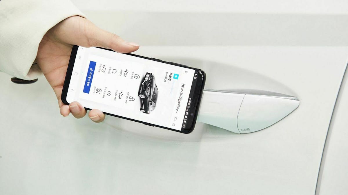 Zu sehen ist ein Mann, der sein Auto mithilfe der NFC - Technologie öffnet