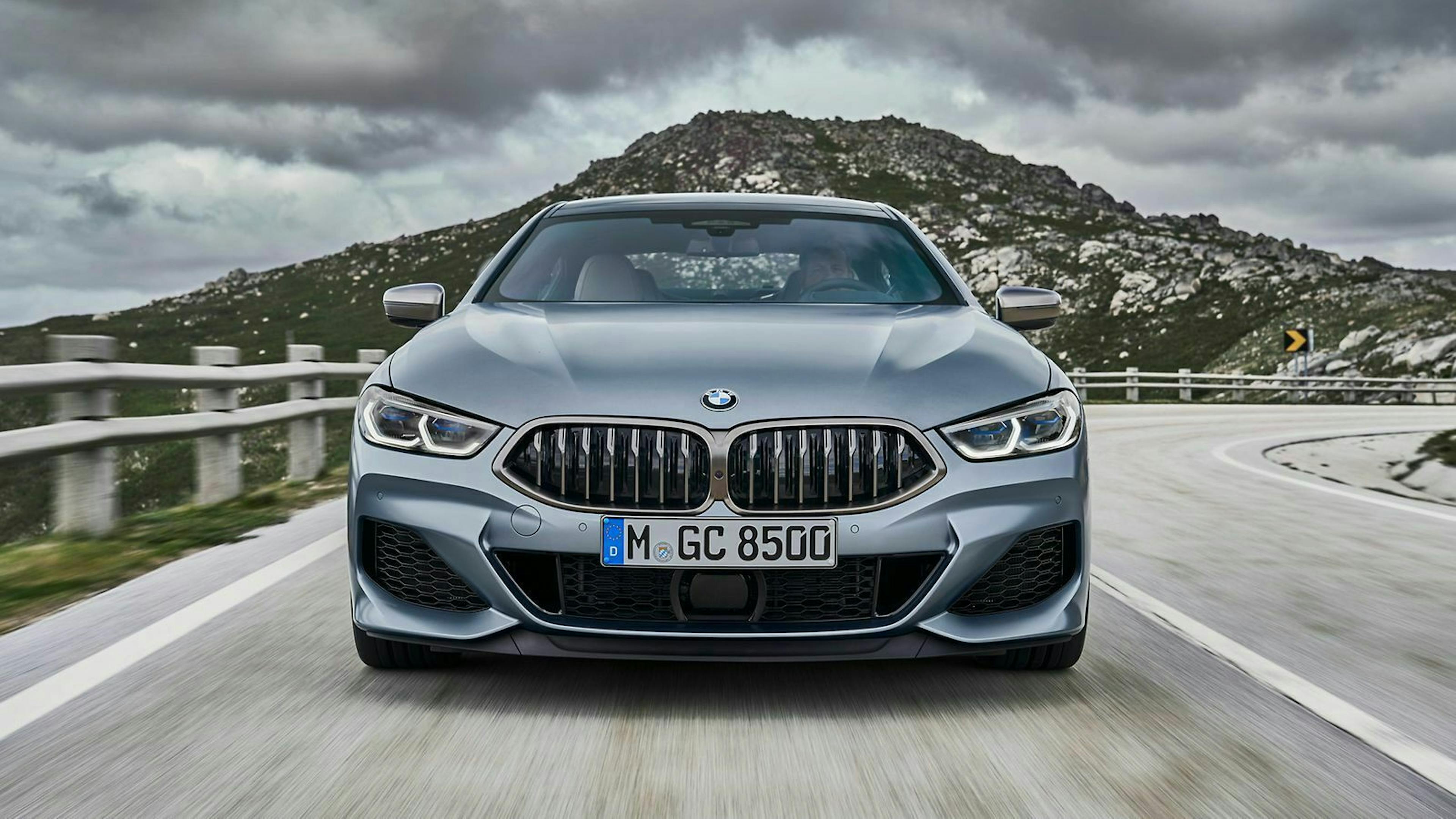Spitze Nieren und schmale Scheinwerfer: Der BMW 8er Gran Coupé sieht sportlich aus