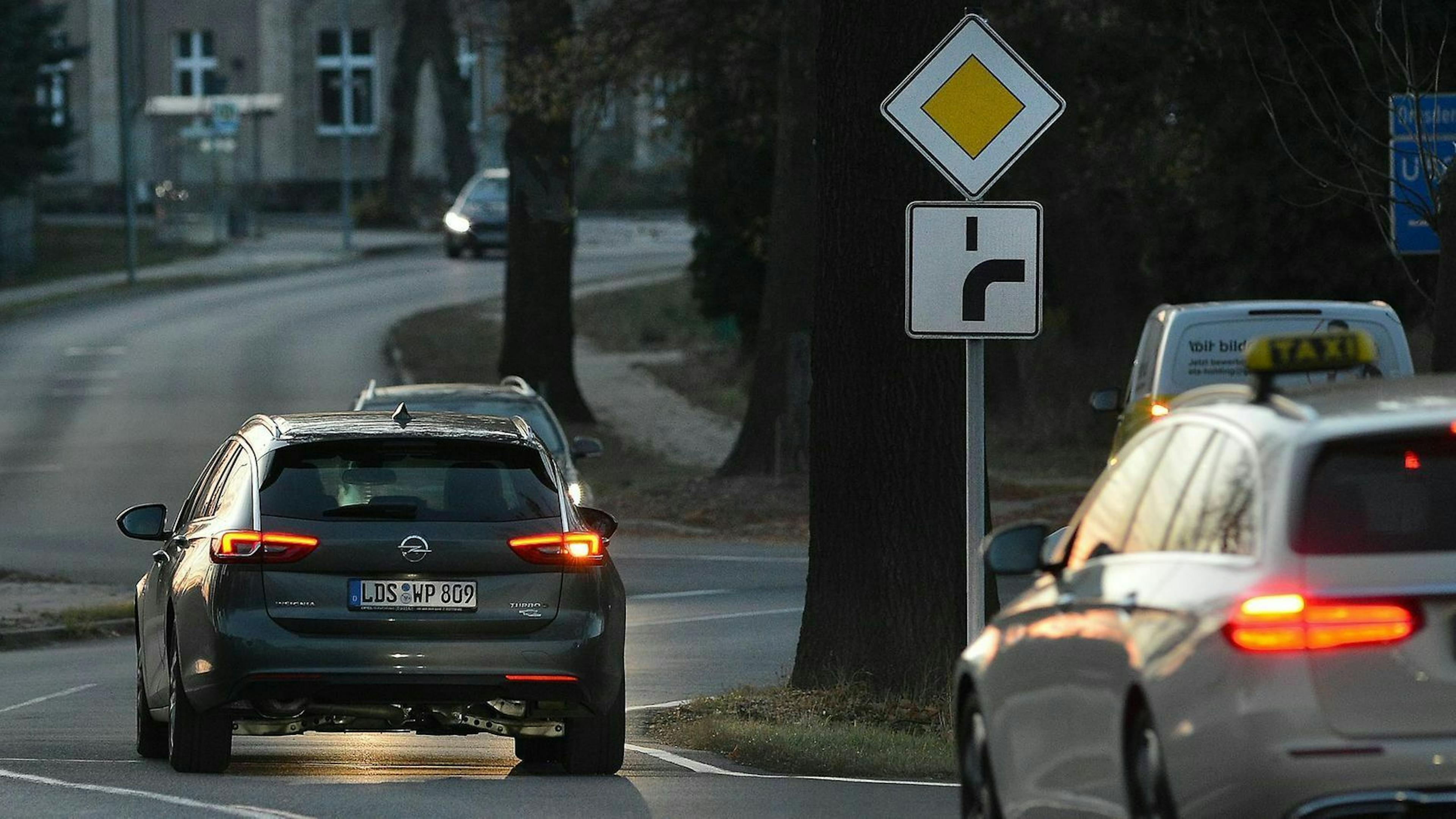 Nur jeder fünfte Fahrer blinkt bei einer abknickenden Vorfahrtstraße richtig