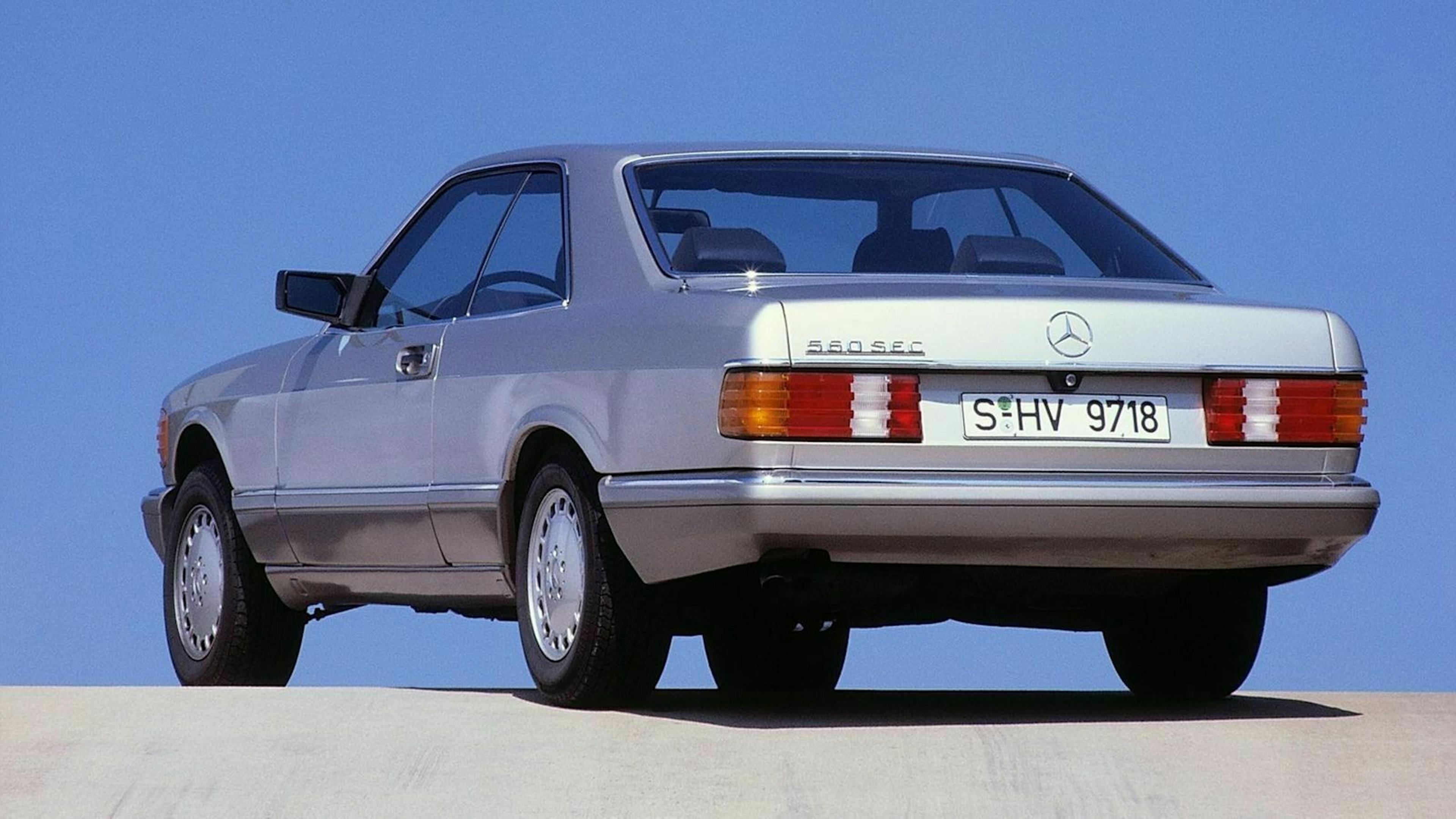 Mercedes W126 stehend in seitlicher Heckansicht