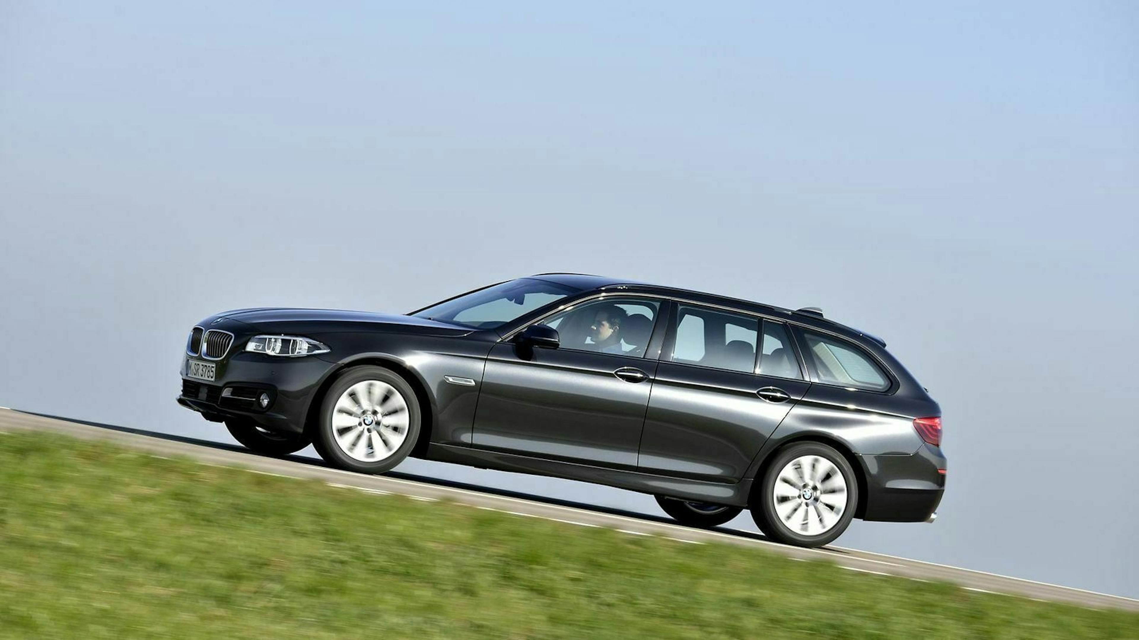 Zu sehen ist der BMW 530d Touring beim Anfahren am Berg
