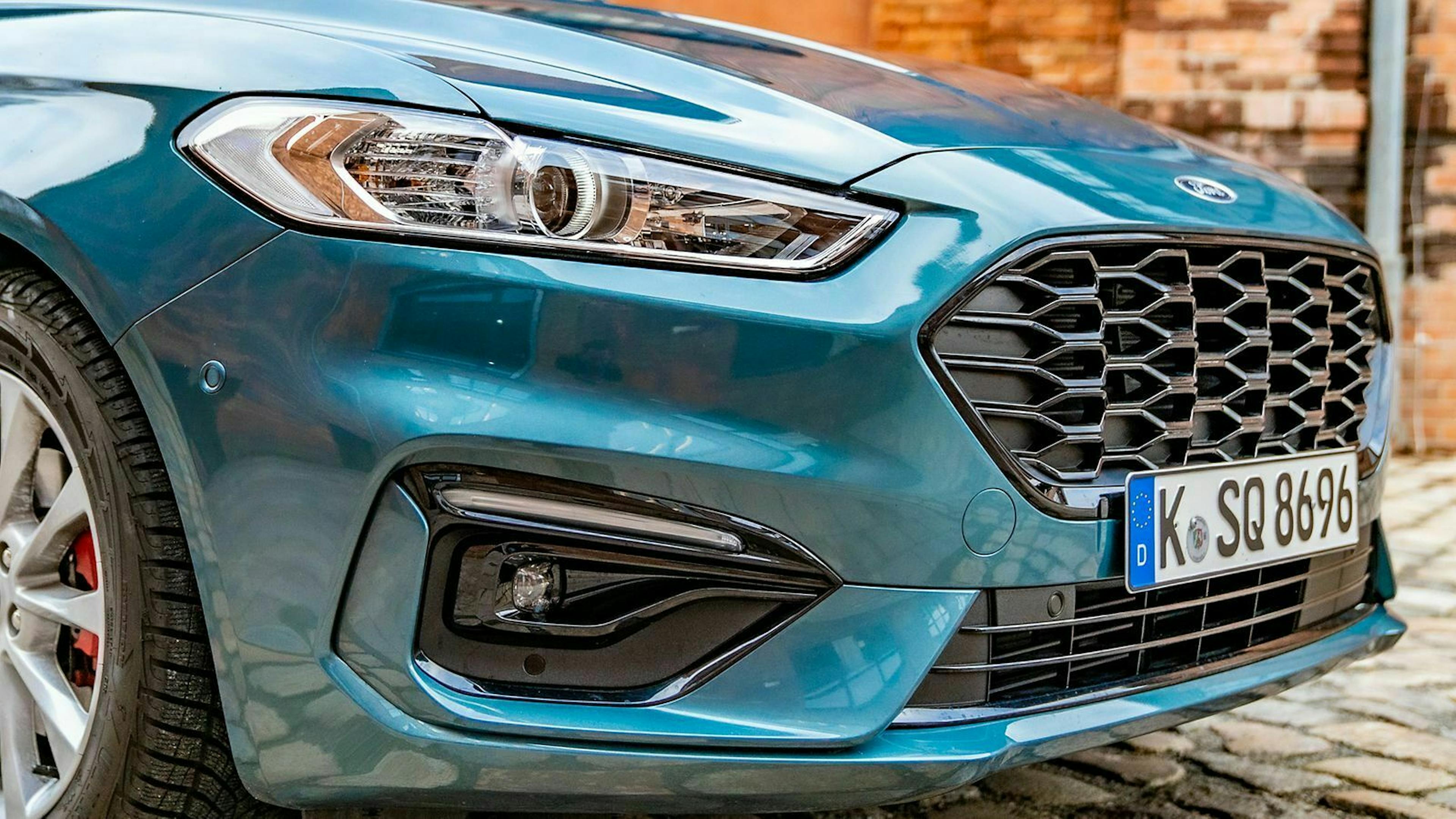 Zu sehen ist der Grill des Ford Mondeo