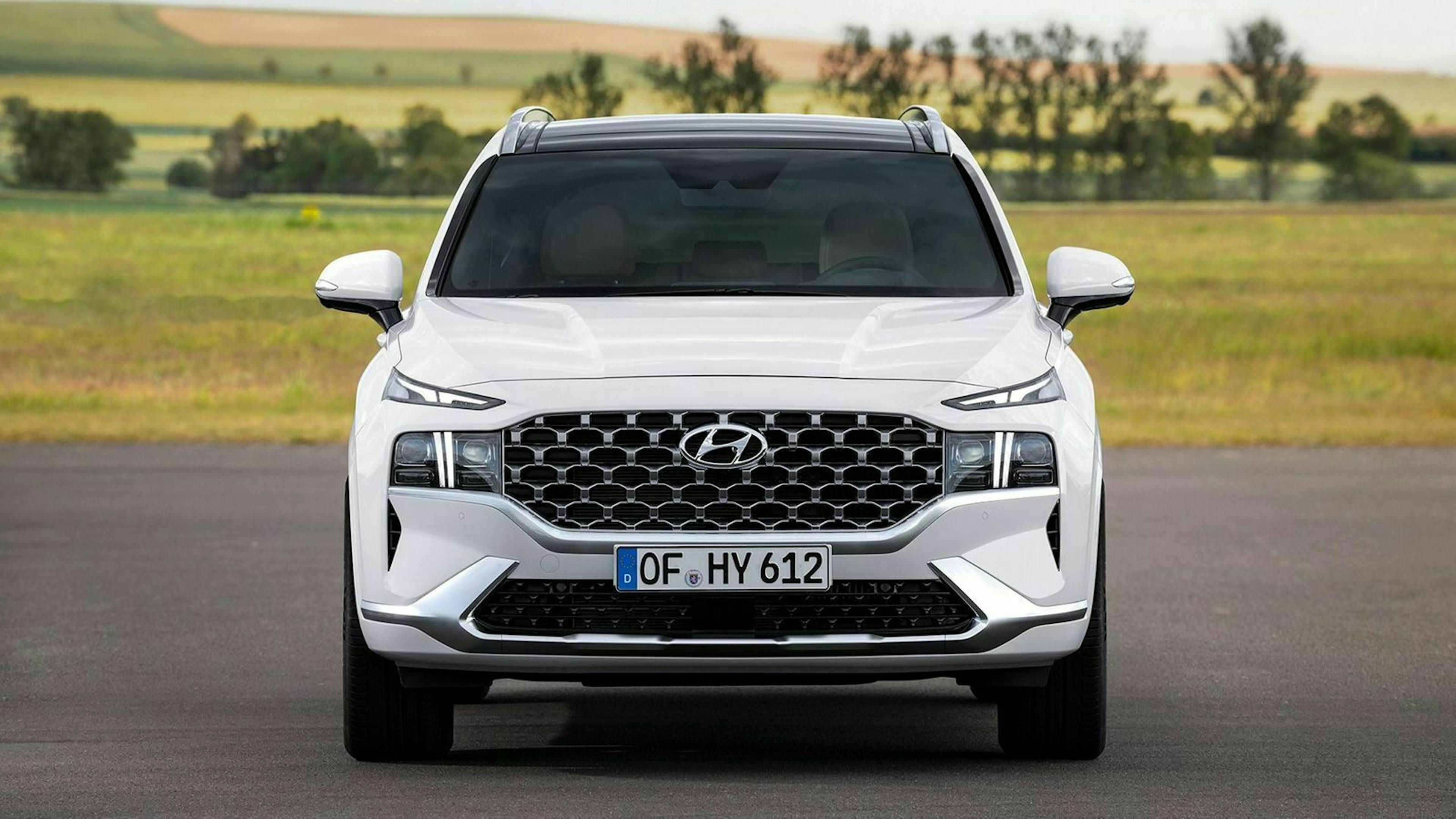 Hyundai Santa Fe stehnd in Frontansicht