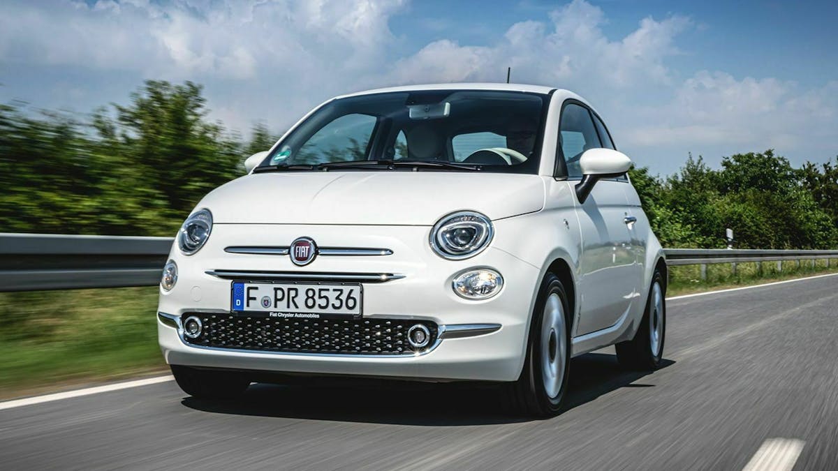 Zu sehen ist der Fiat 500 in weißer Lackierung