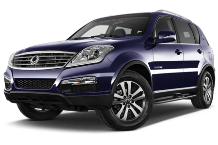 Blauer SUV mit Chrom-Details und großen Felgen, seitliche Vorderansicht, stehend auf weißem Hintergrund.