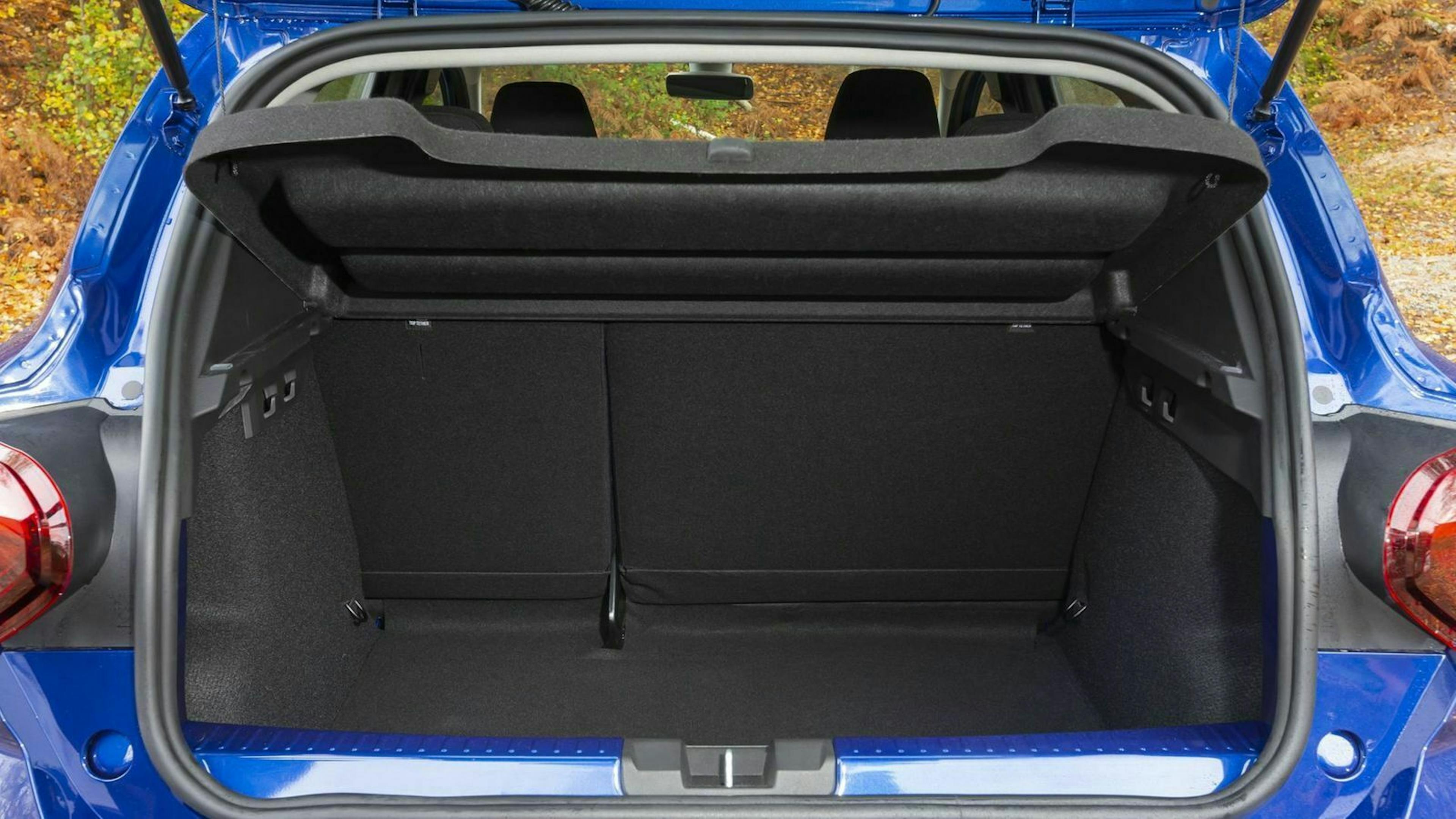 Zu sehen ist der Kofferraum des Dacia Sandero 2021