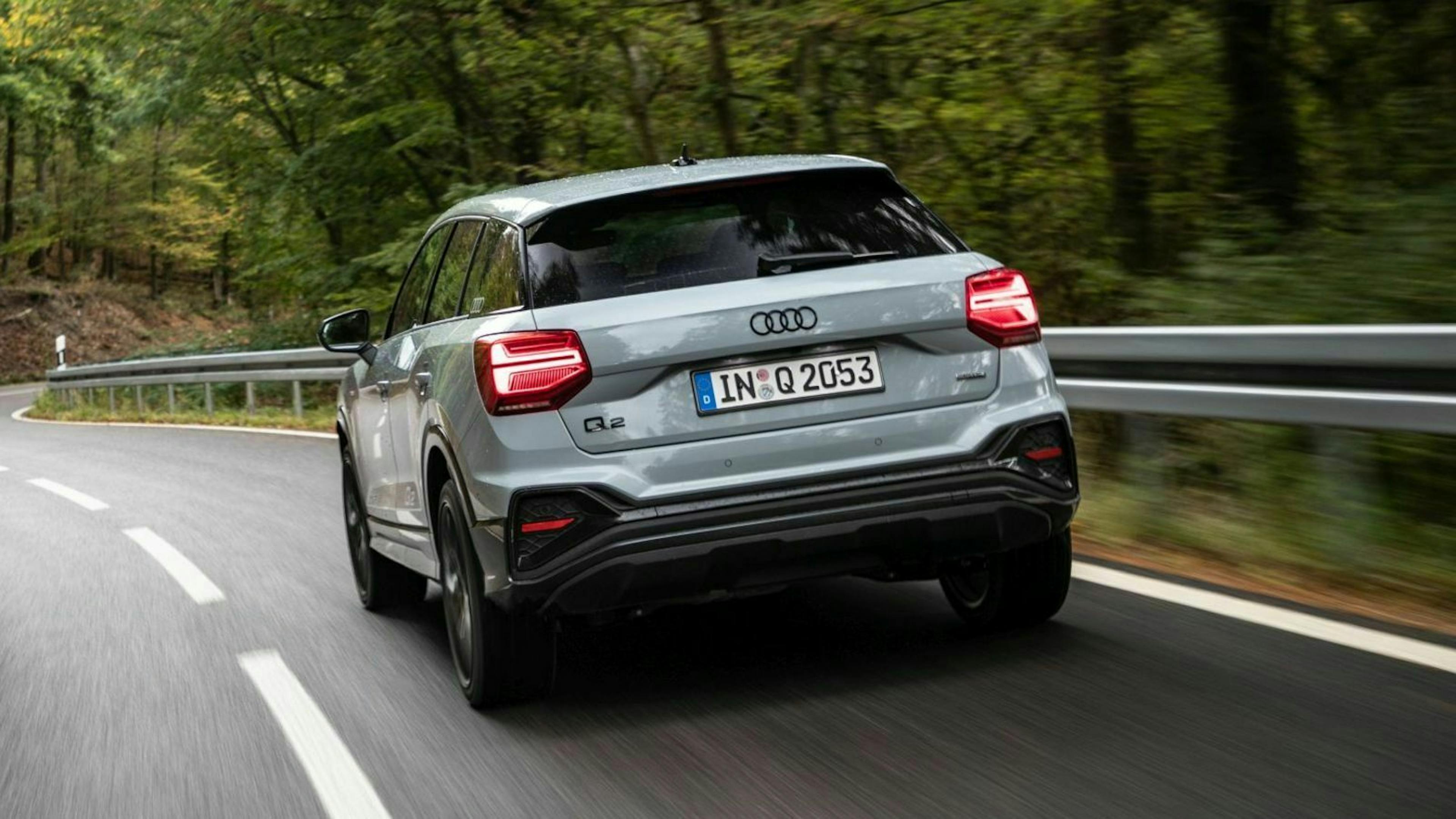 Zu sehen ist der geliftete Audi Q2 von hinten, fahrend
