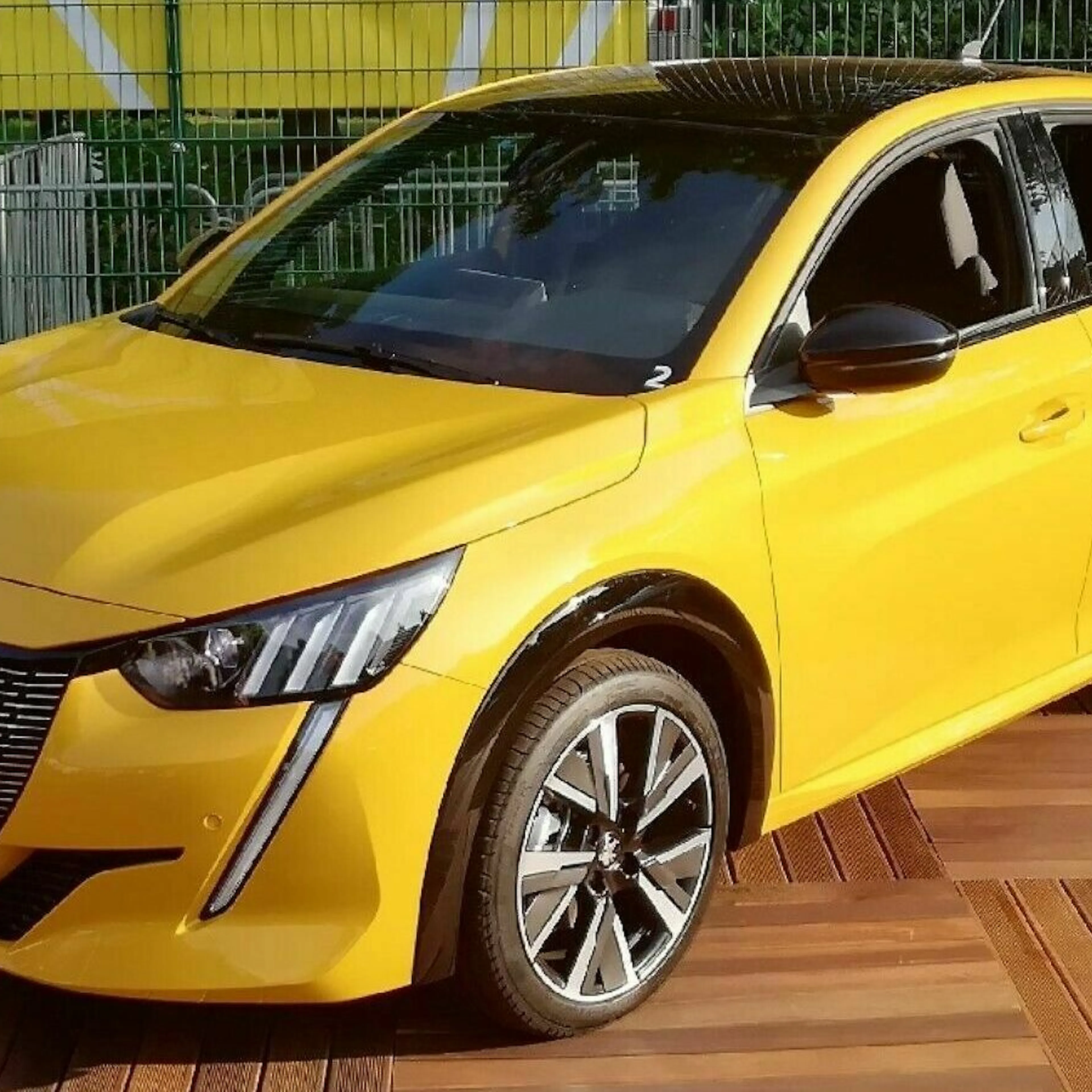 Peugeot e 208
