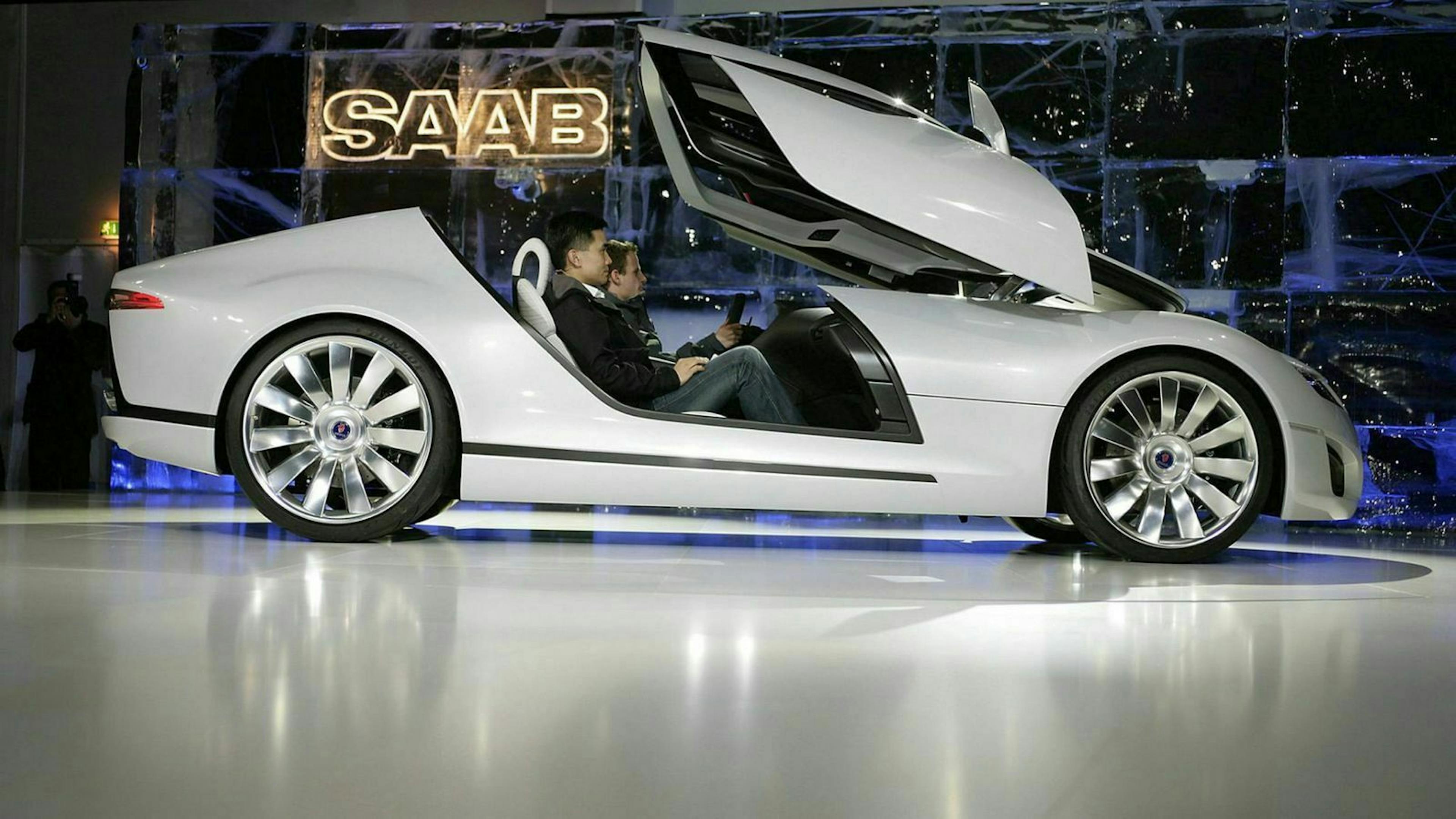 Saab Aero X in Seitenperspektive mit offenen Türen