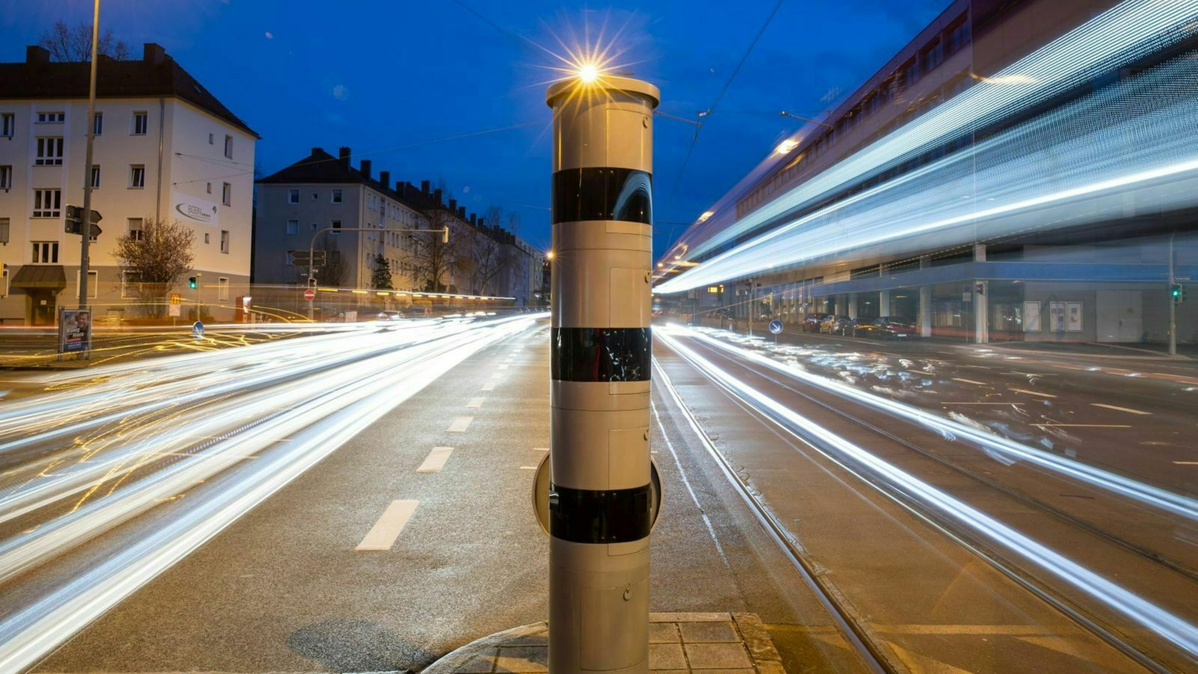 Blitzersäule im Straßenverkehr