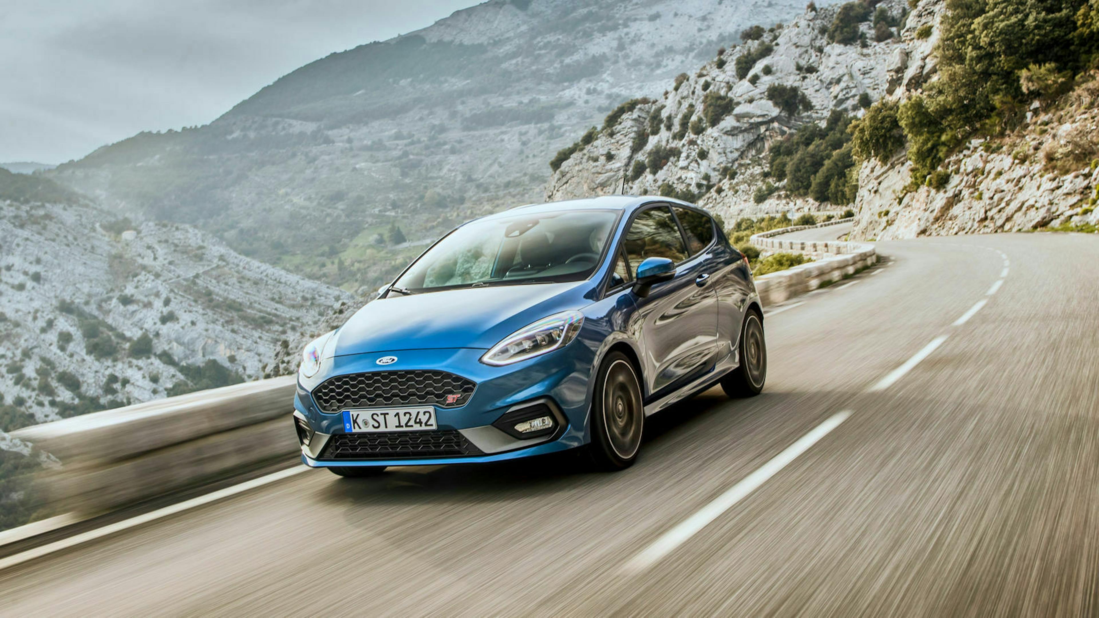 Zu sehen ist der Ford Fiesta ST, fahrend