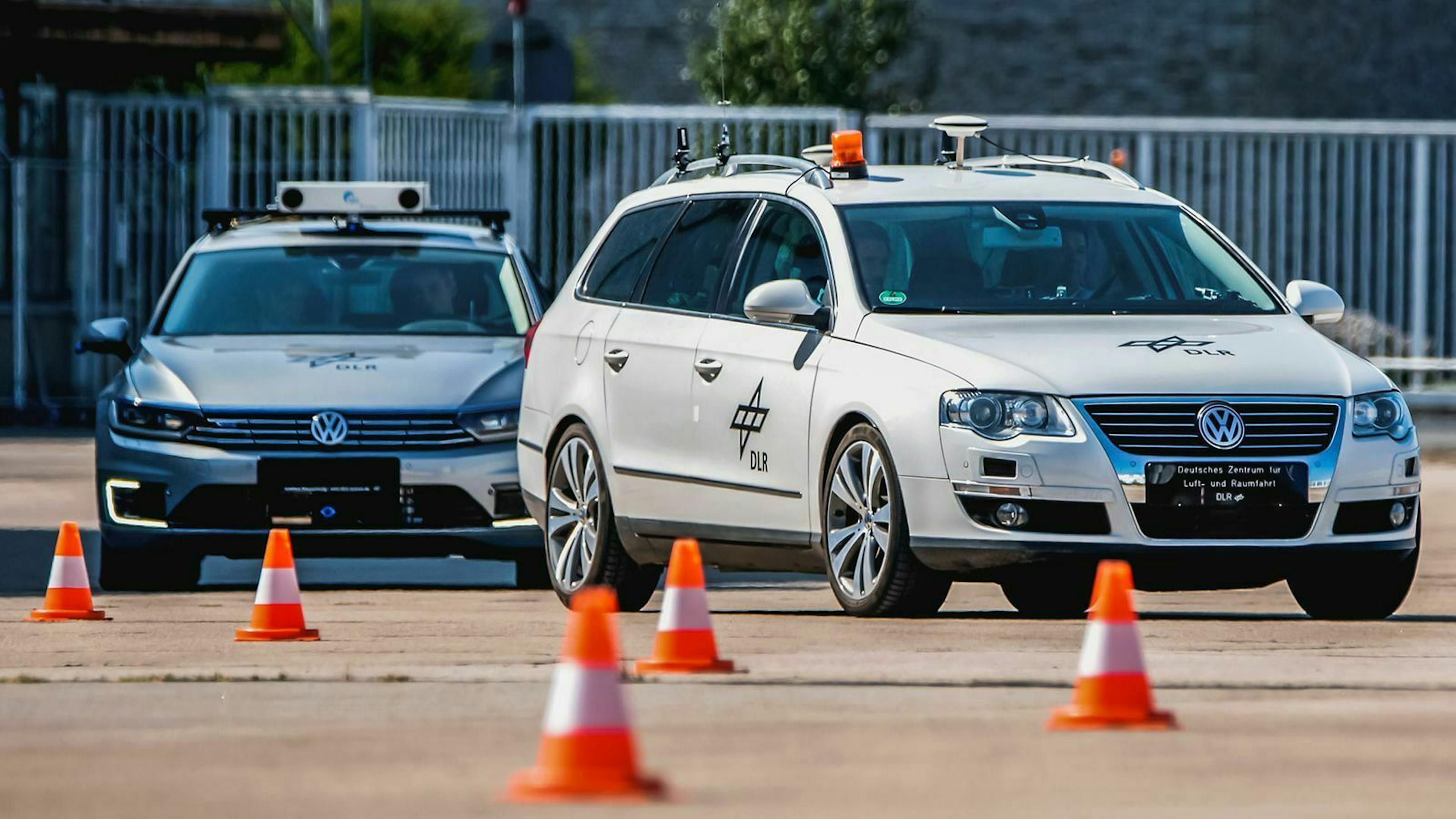 Zwei autonom fahrende Fahrzeuge überholen sich auf dem Testgelände des Deutschen Zentrums für Luft- und Raumfahrt