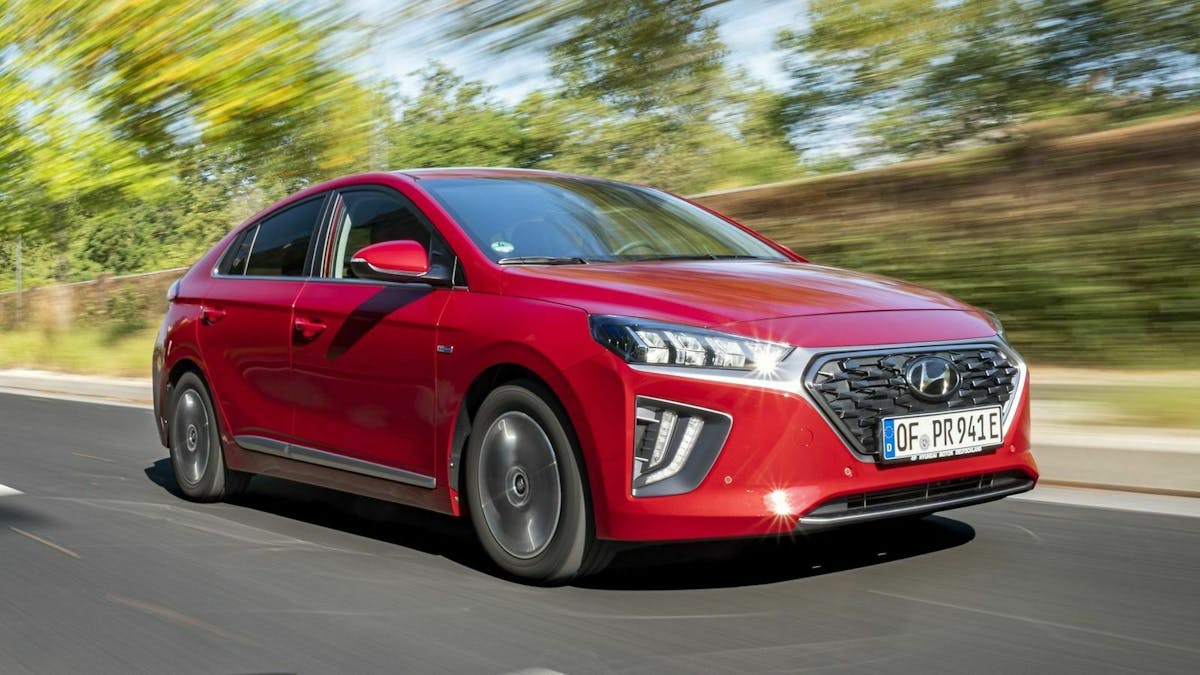 Hyundai Ioniq Plug-in-Hybrid in der Ansicht von vorne links, fahrend