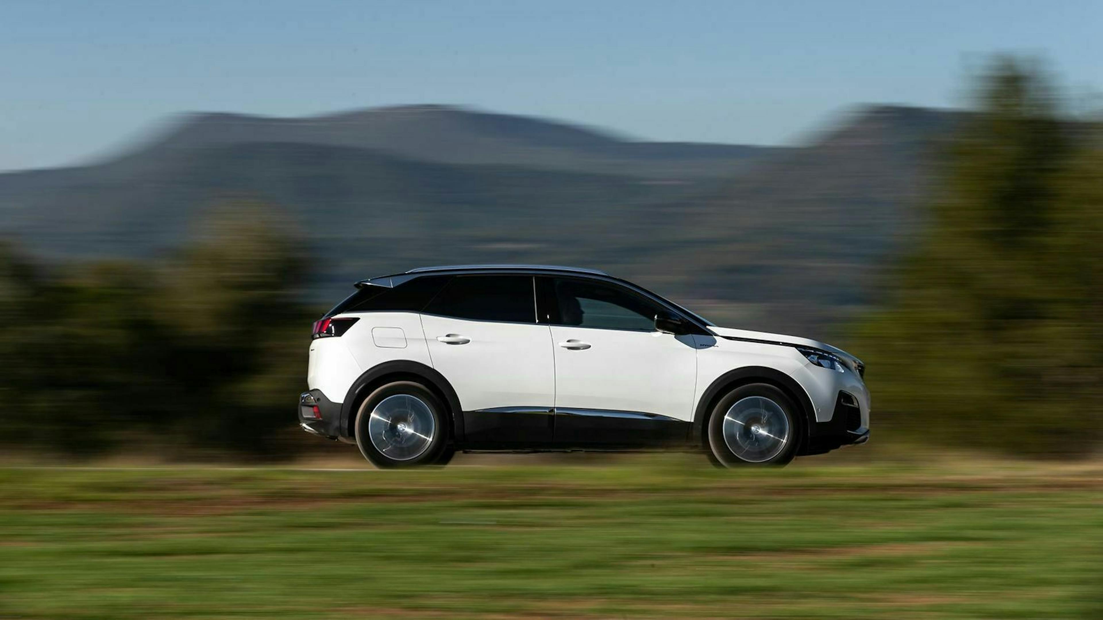 Zu sehen ist der Peugeot 3008 Hybrid 4 in seitlicher Position, fahrend