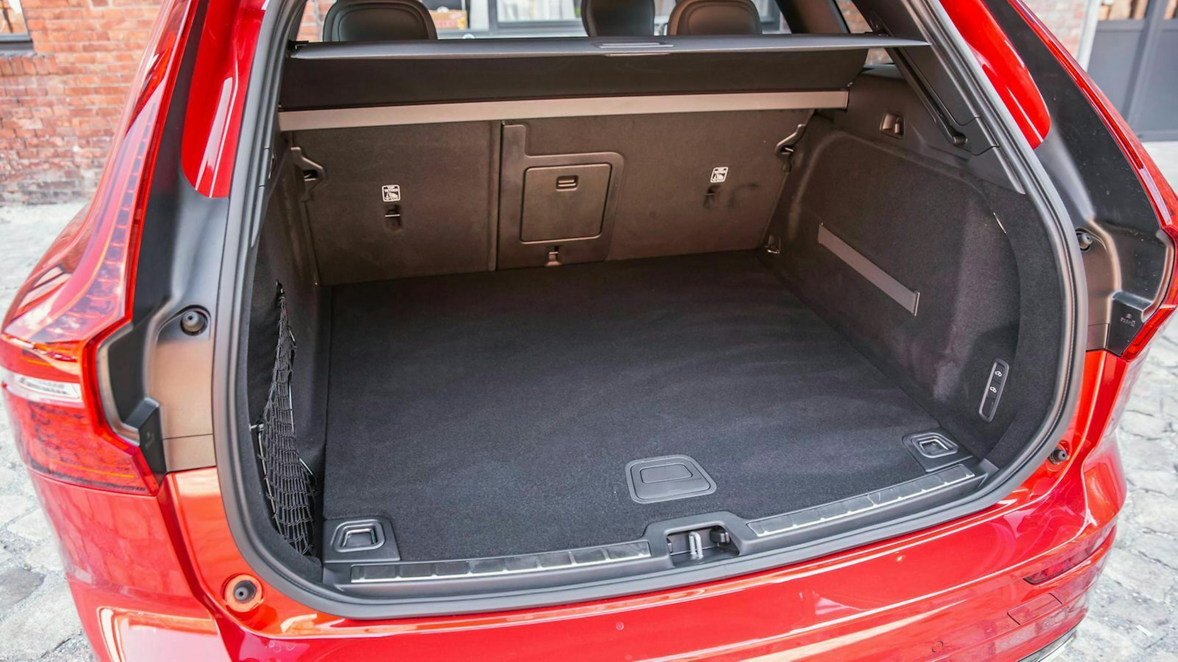 Gut 500 Liter Kofferraumvolumen gehen in Ordnung, sind aber nicht viel für die Klasse. Die Konkurrenz lädt mehr ein