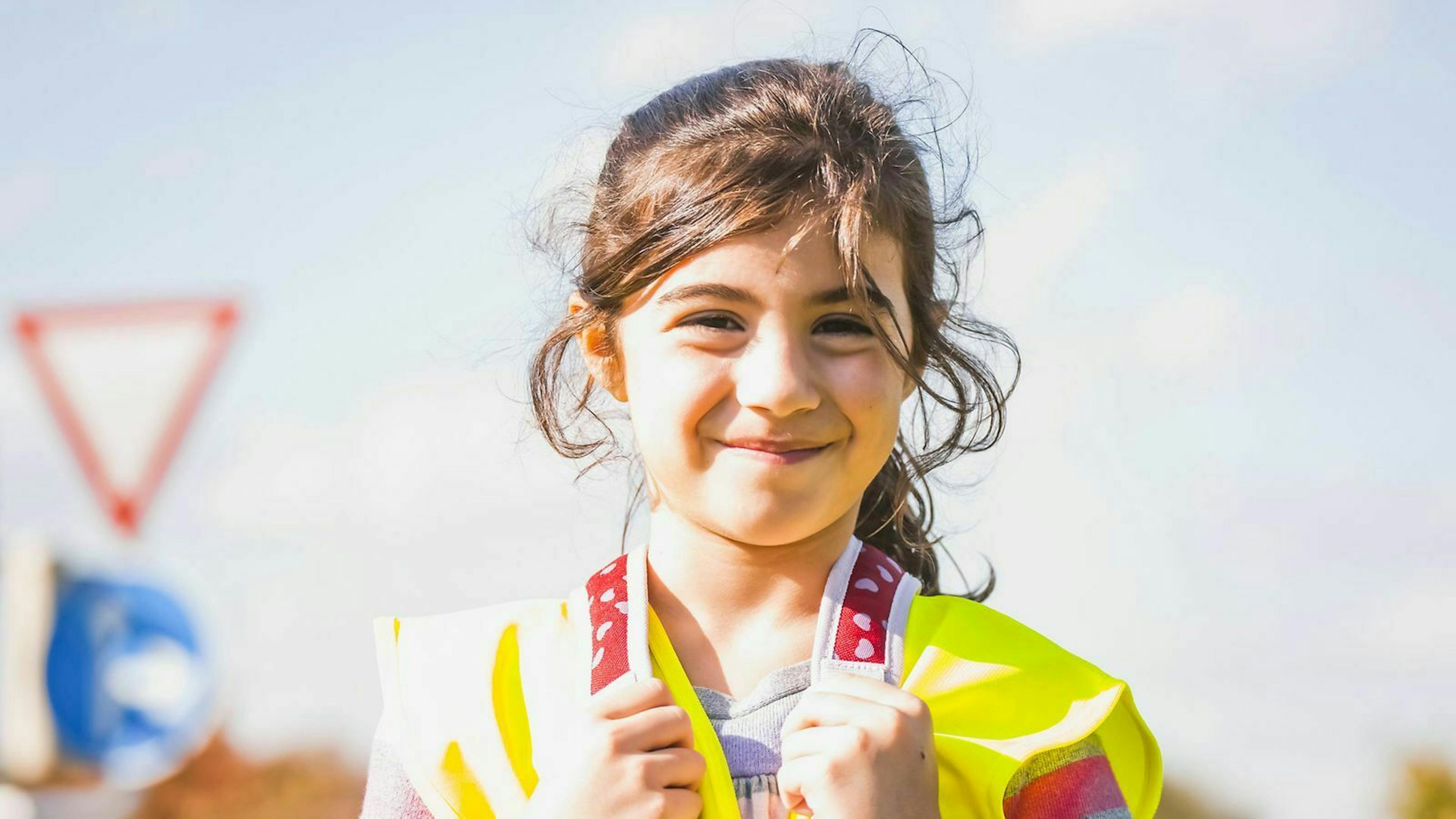 Gesetzlich vorgeschrieben sind sie nicht, trotzdem sind sie im Ernstfall nützlich: Warnwesten für Kinder.