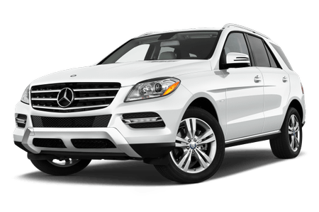 Weißer SUV mit Mercedes-Benz-Logo, stehend vor einem transparenten Hintergrund, in leicht seitlicher Frontansicht gezeigt.