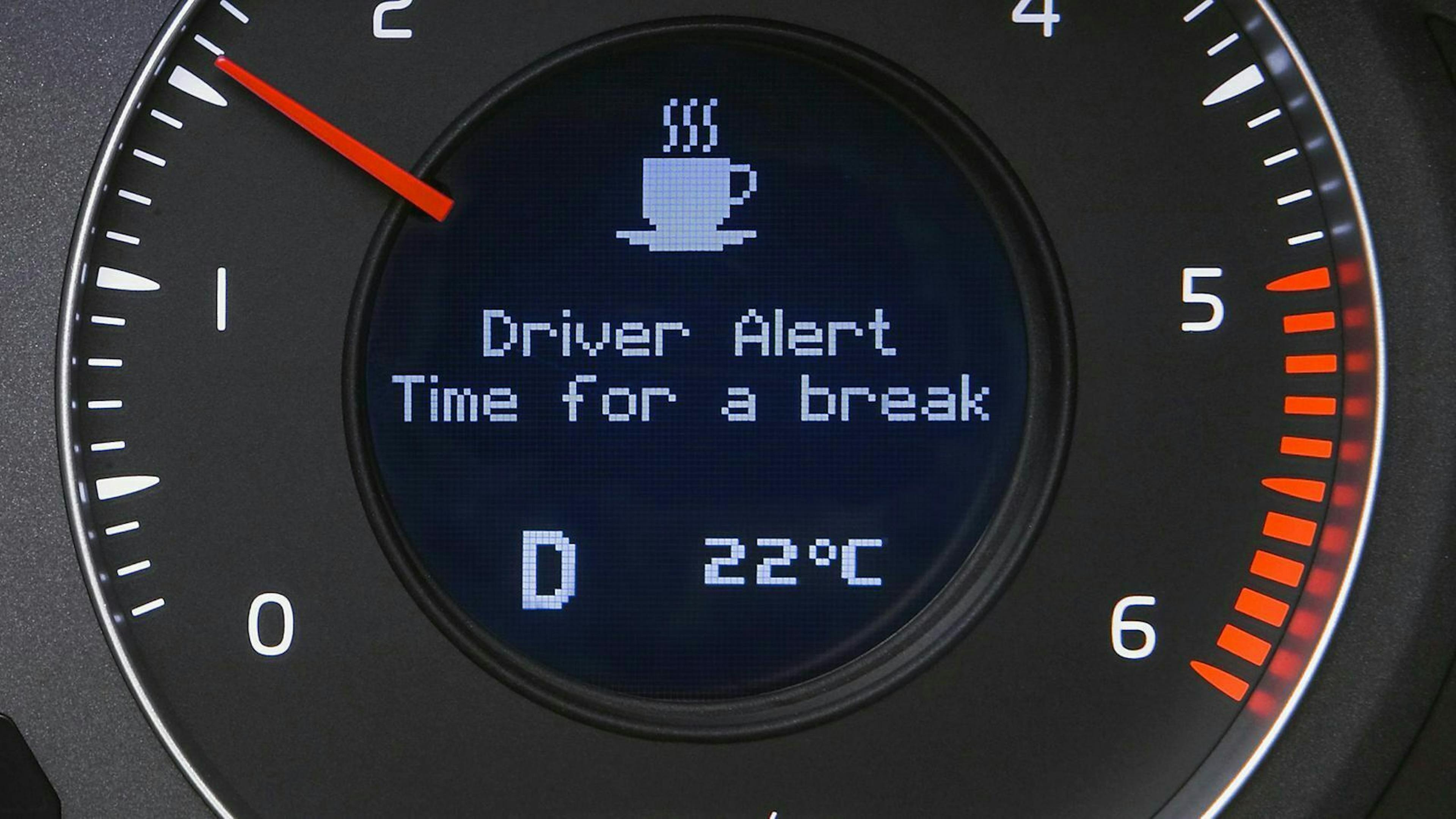 Sobald der Fahrer Anzeichen von Müdigkeit zeigt, schlägt das Müdigkeitserkennungssystem Alarm