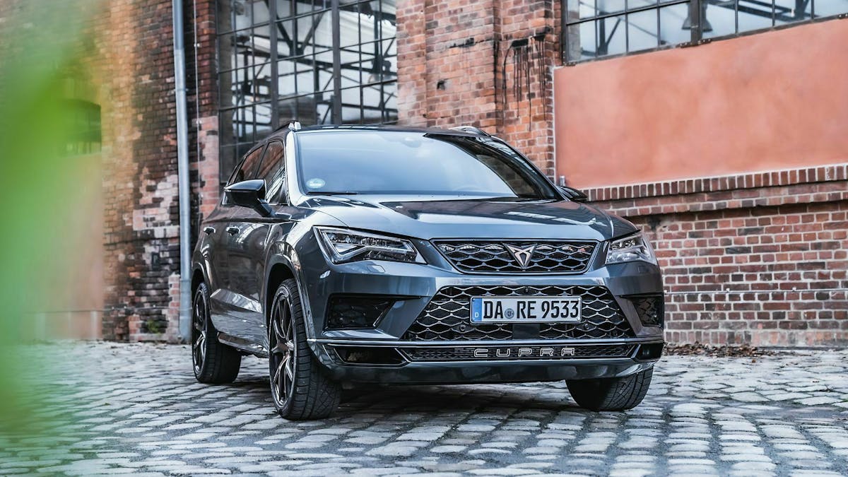 Der Cupra Ateca in der Frontansicht, stehend