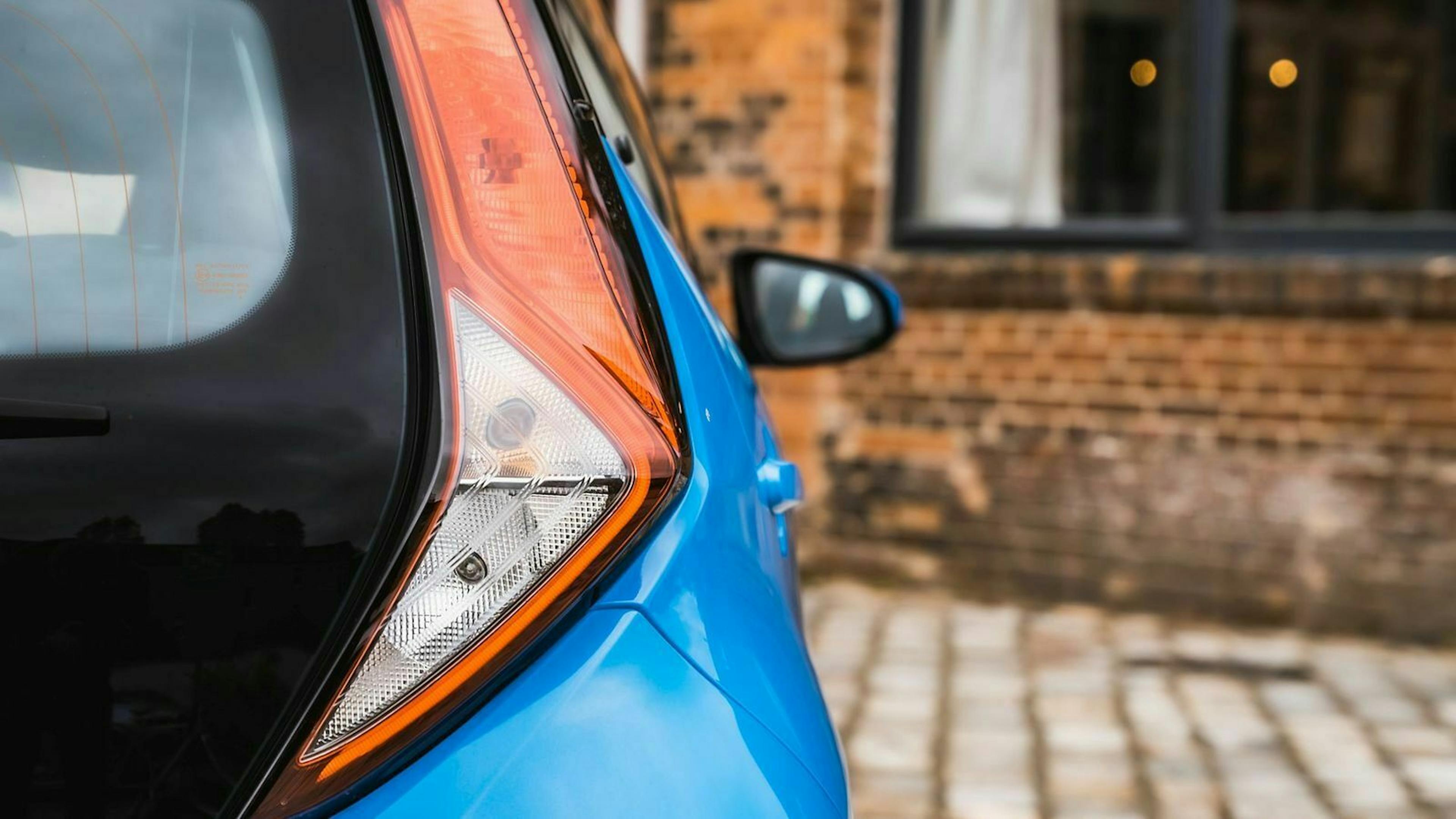 Blick auf die Rückleuchten des Toyota Aygo