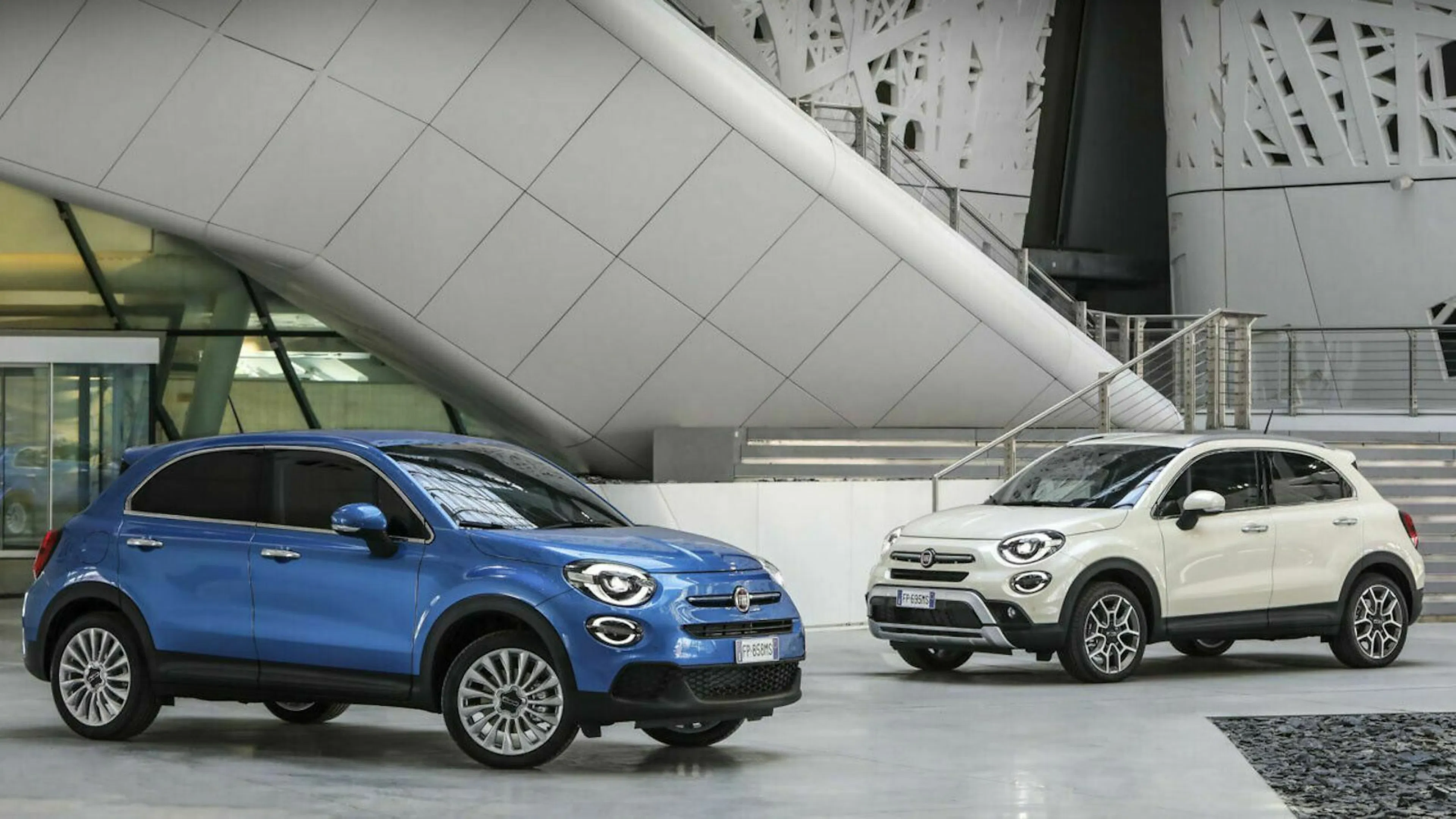 Fiat 500x in der Seitenansicht, stehend in einer Lobby